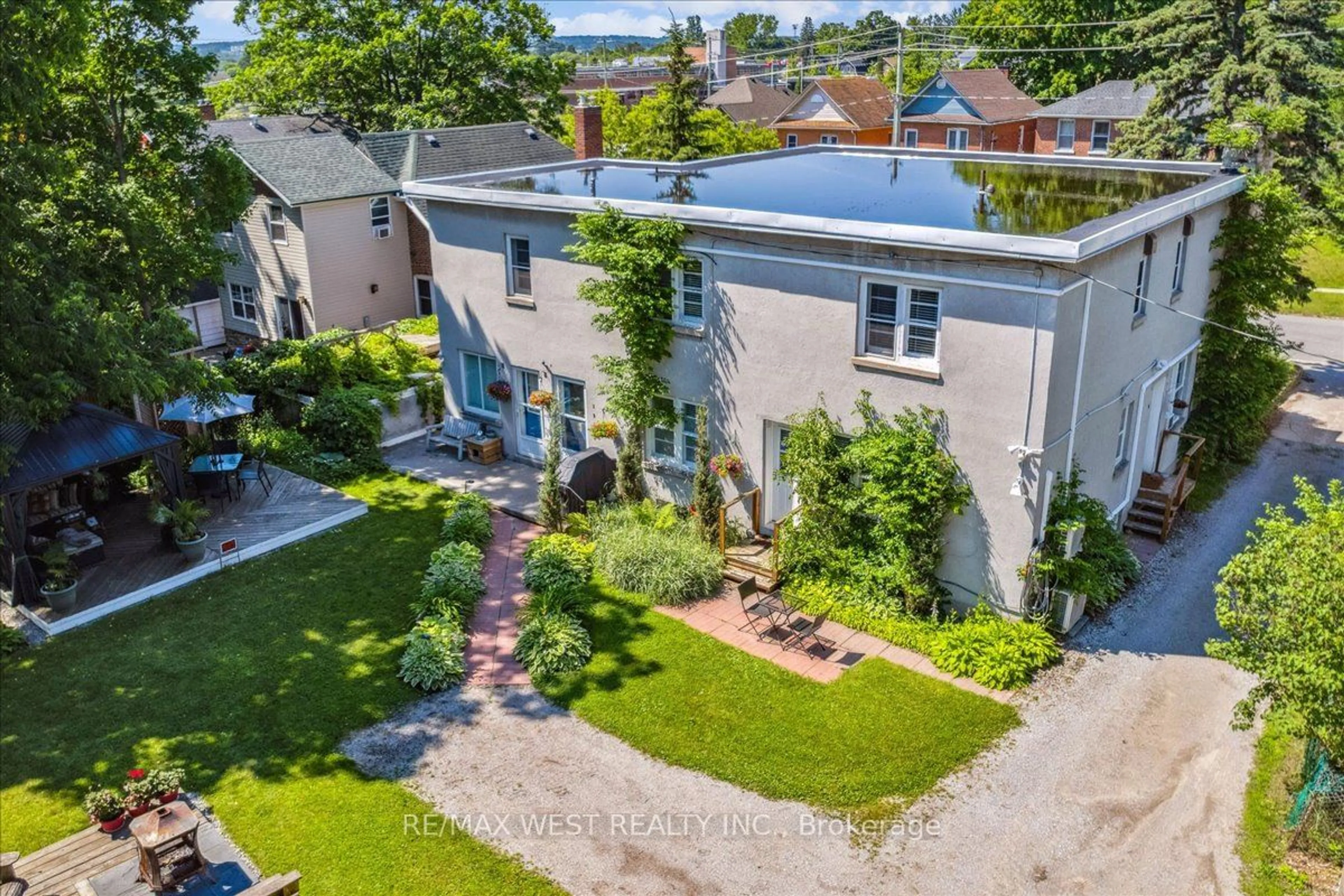 A pic from outside/outdoor area/front of a property/back of a property/a pic from drone, street for 15 Parkside Dr #2, Barrie Ontario L4N 1W7