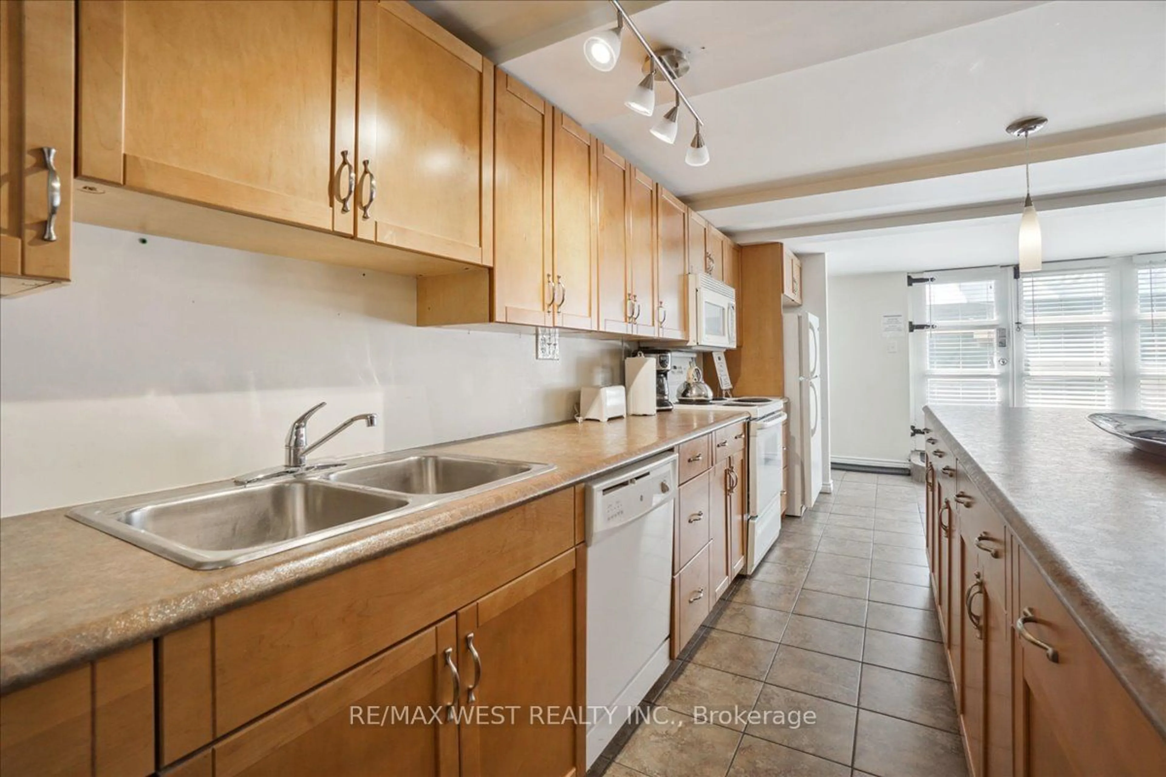 Standard kitchen, ceramic/tile floor for 15 Parkside Dr #4, Barrie Ontario L4N 1W7