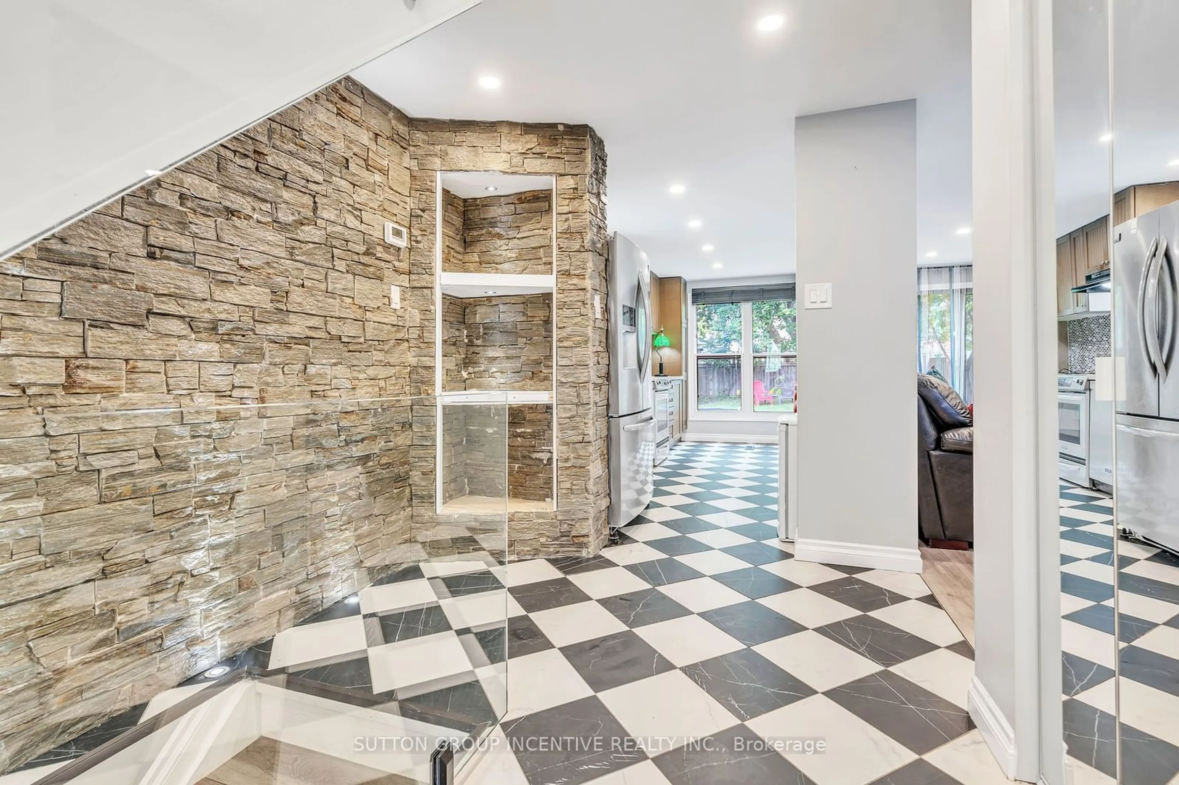 Indoor foyer for 24 Argyle Rd, Barrie Ontario L4N 6P7