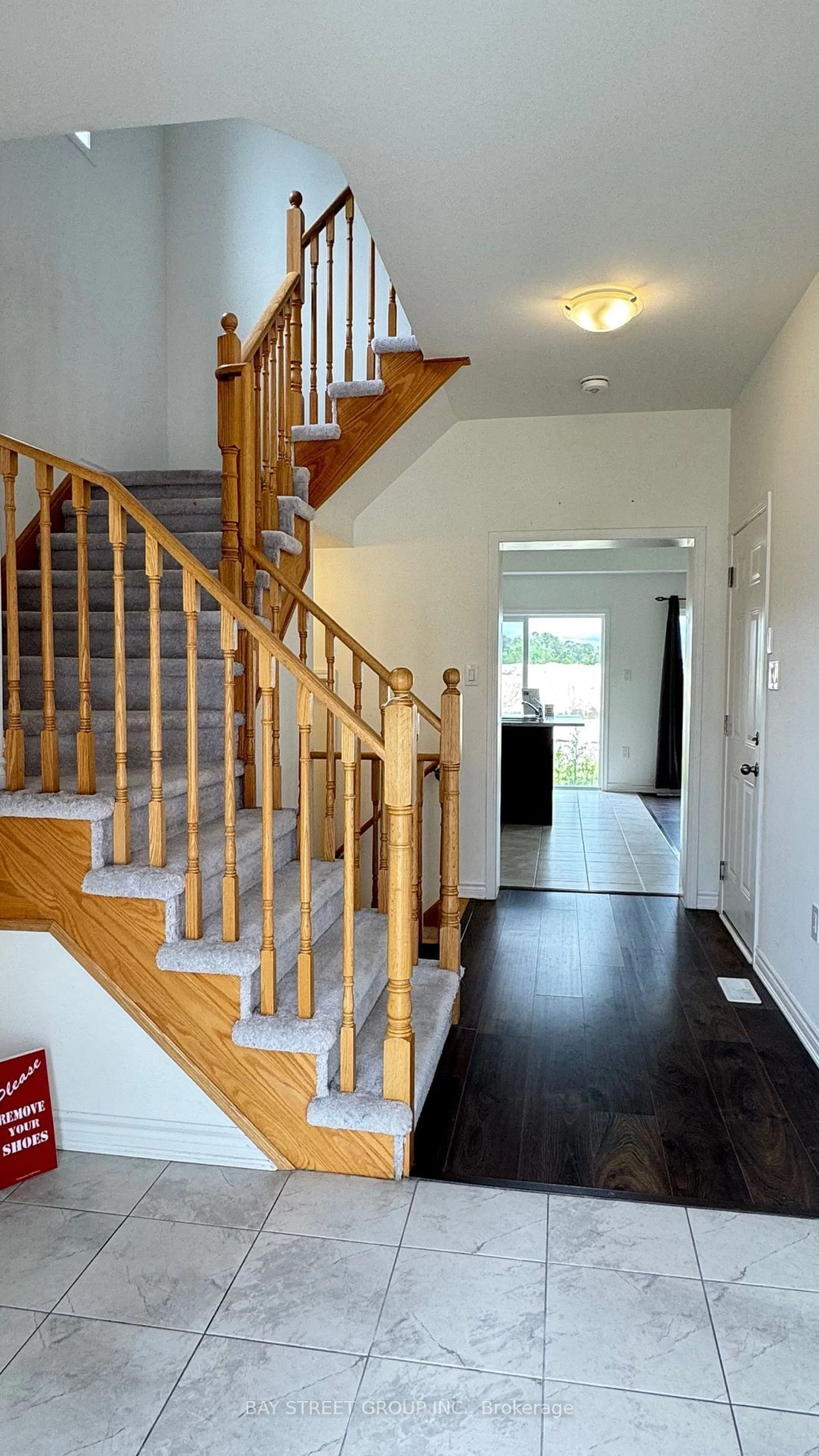 Indoor foyer for 28 Sandhill  Crane Dr, Wasaga Beach Ontario L9Z 0J6