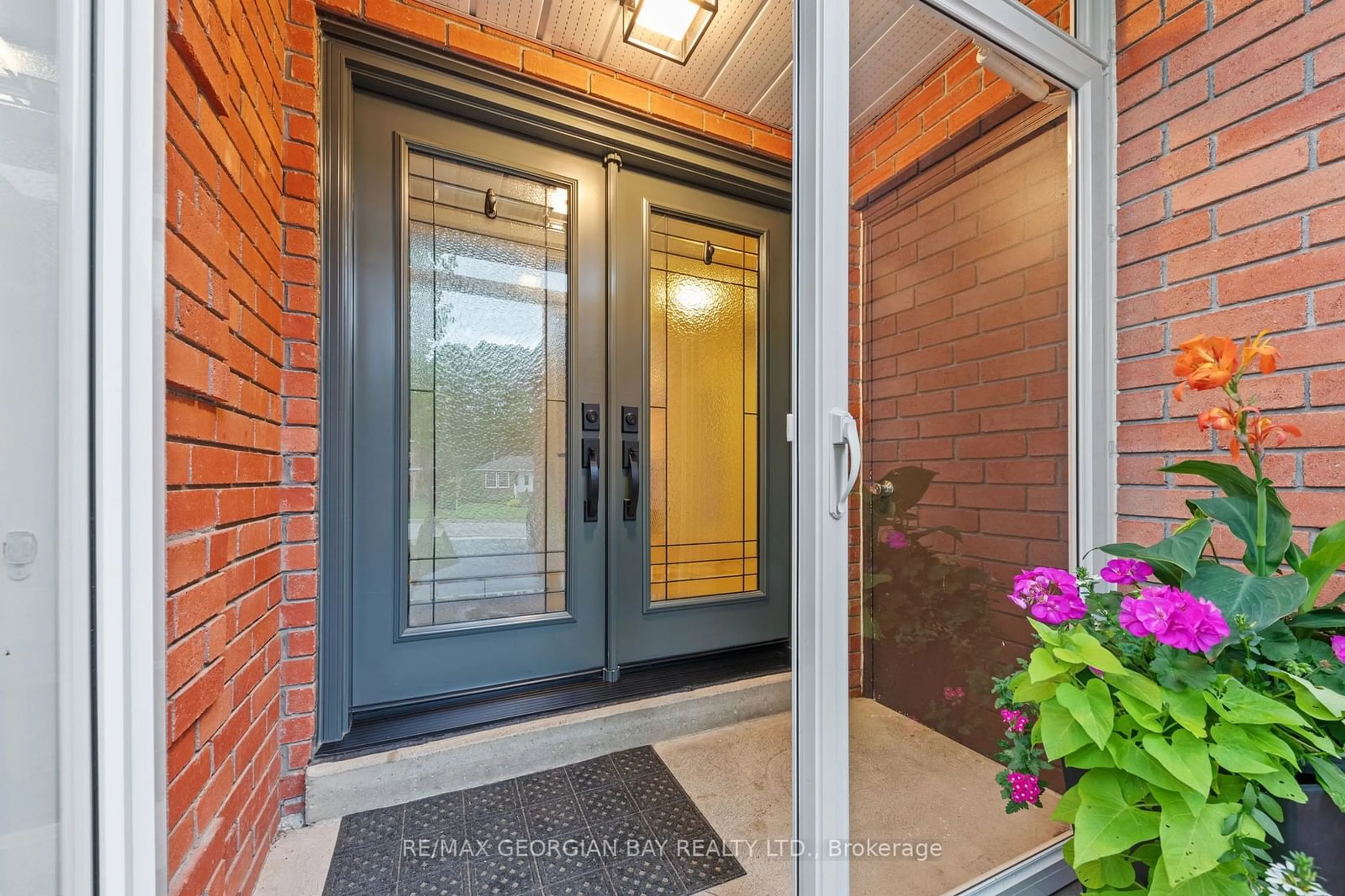 Indoor entryway for 992 Dominion Ave, Midland Ontario L4R 1S9