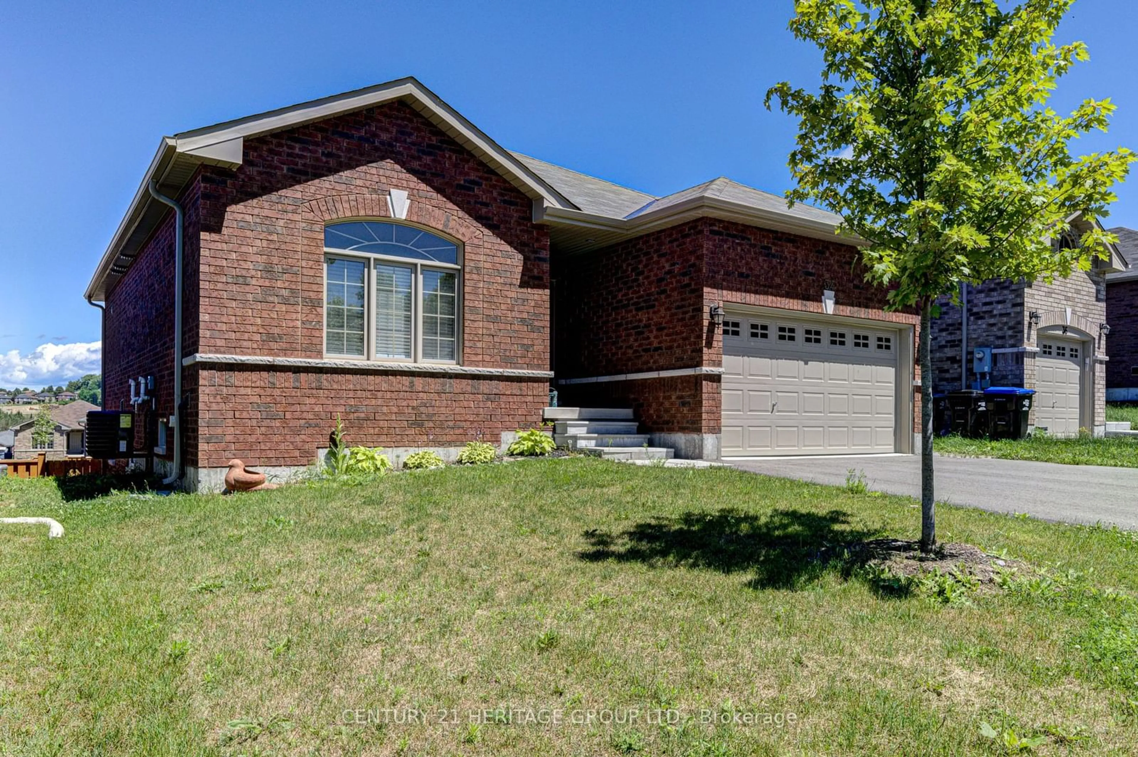 Home with brick exterior material for 34 Beausoleil Dr, Penetanguishene Ontario L9M 0V8