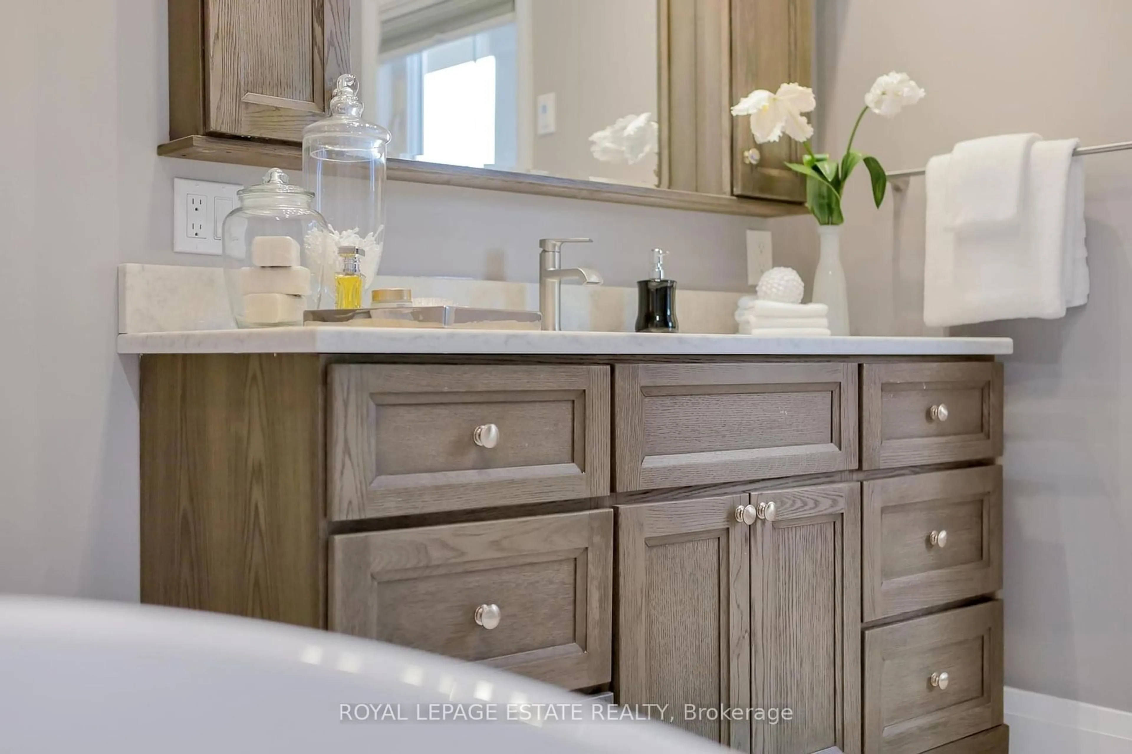 Contemporary bathroom for 4 Cumberland Crt, Oro-Medonte Ontario L0K 1E0