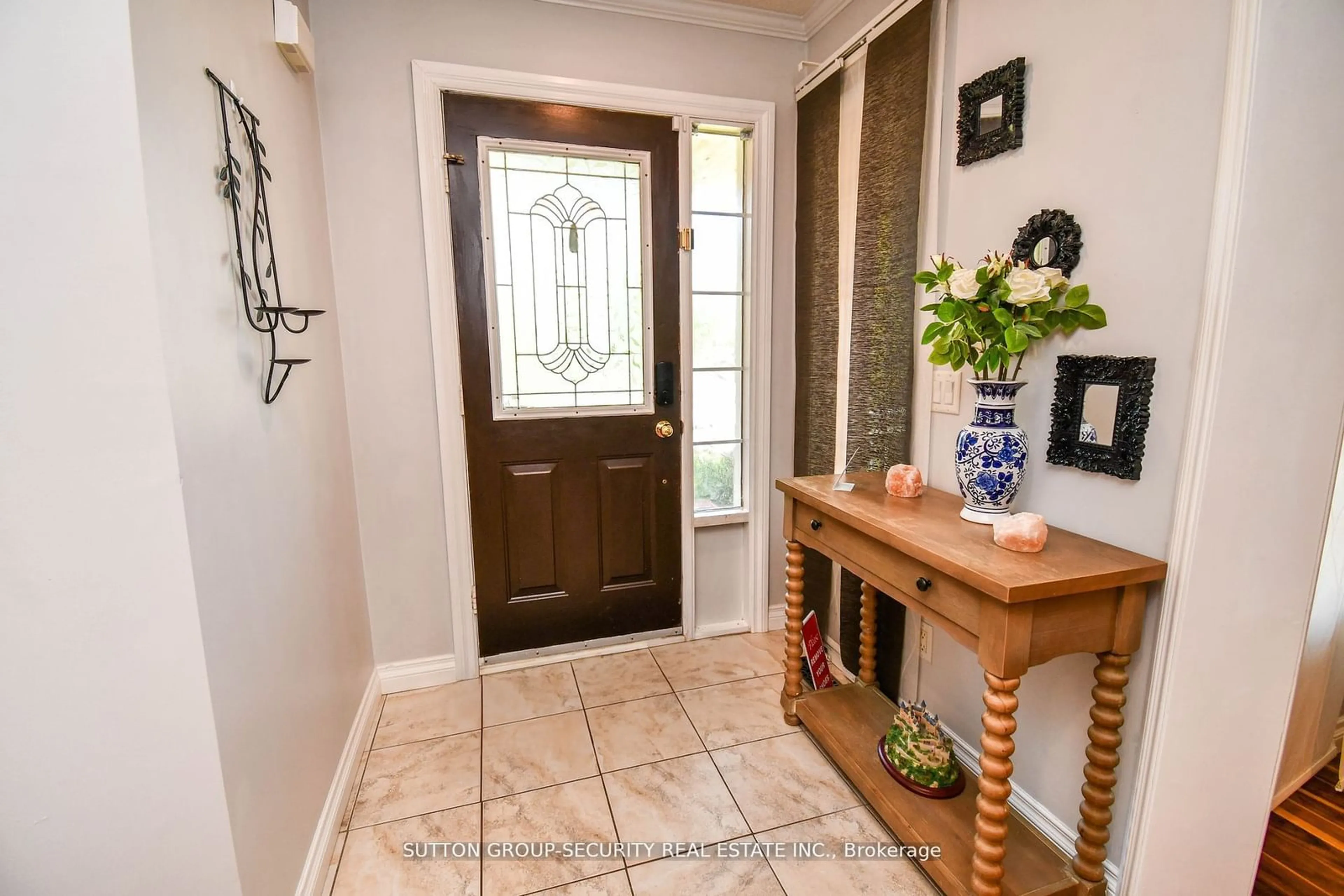 Indoor entryway for 53 Golds Cres, Barrie Ontario L4N 8R5