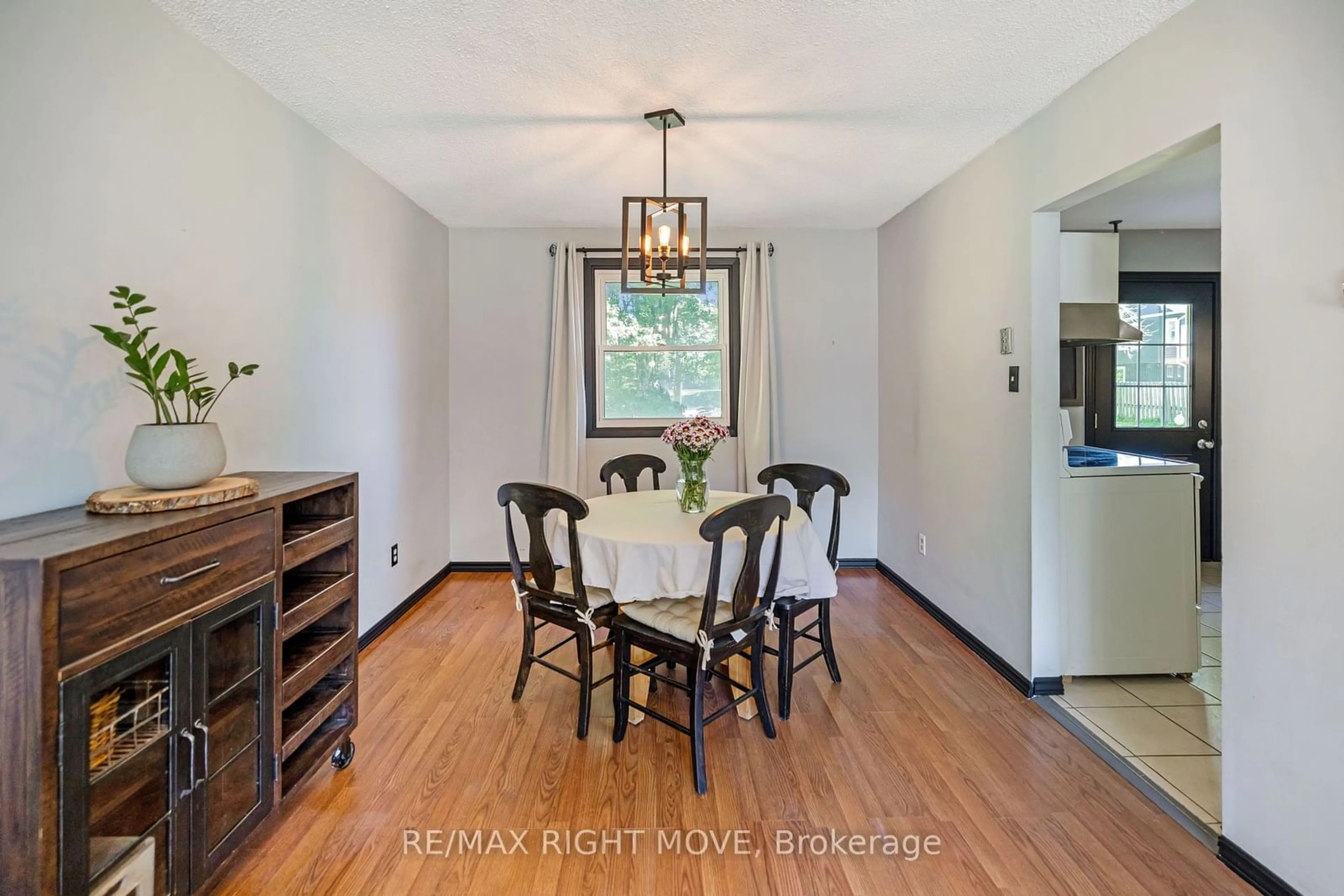 Dining room for 3536 Shadow Creek Rd, Severn Ontario L3V 6H3