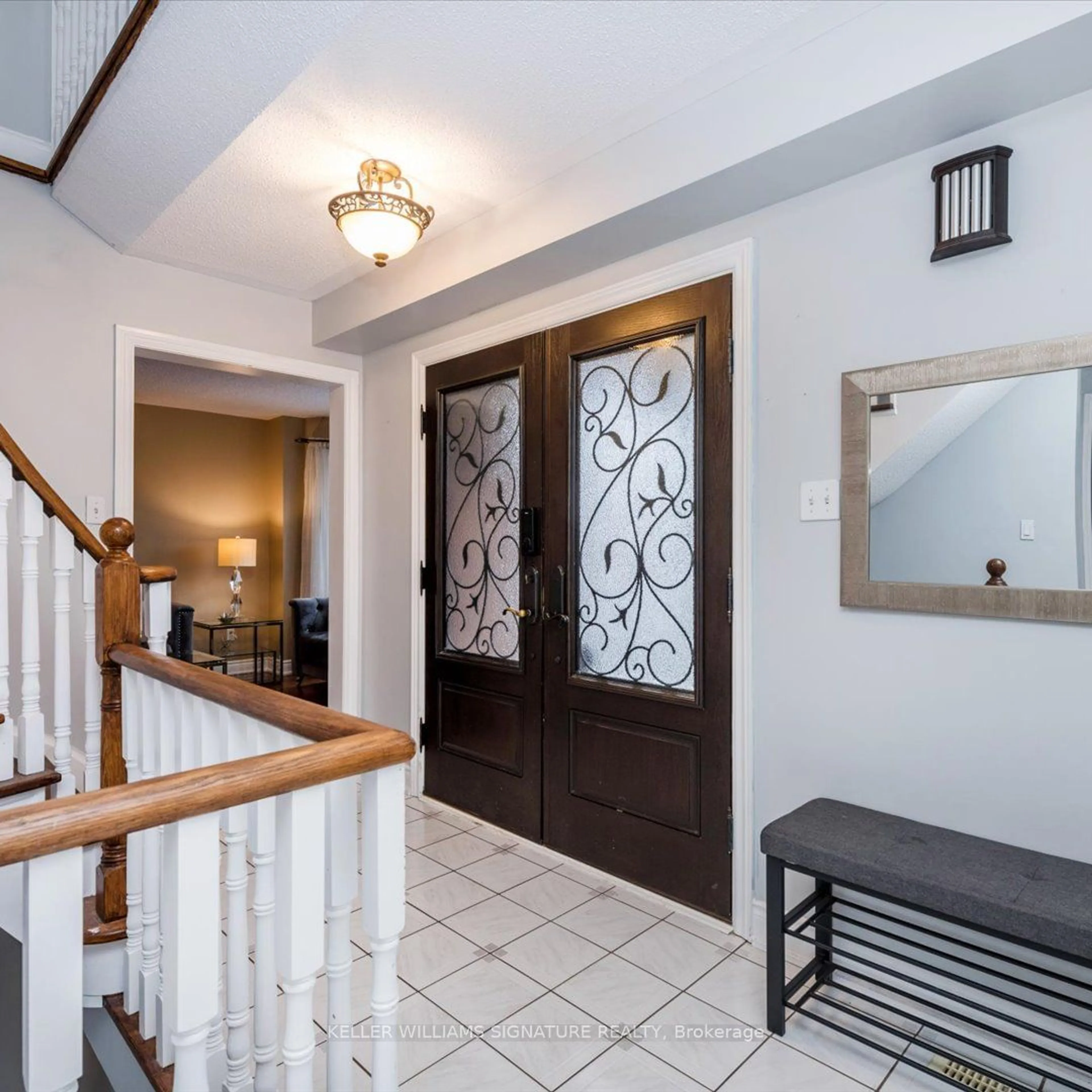 Indoor entryway for 11 Cityview Circ, Barrie Ontario L4N 7V2