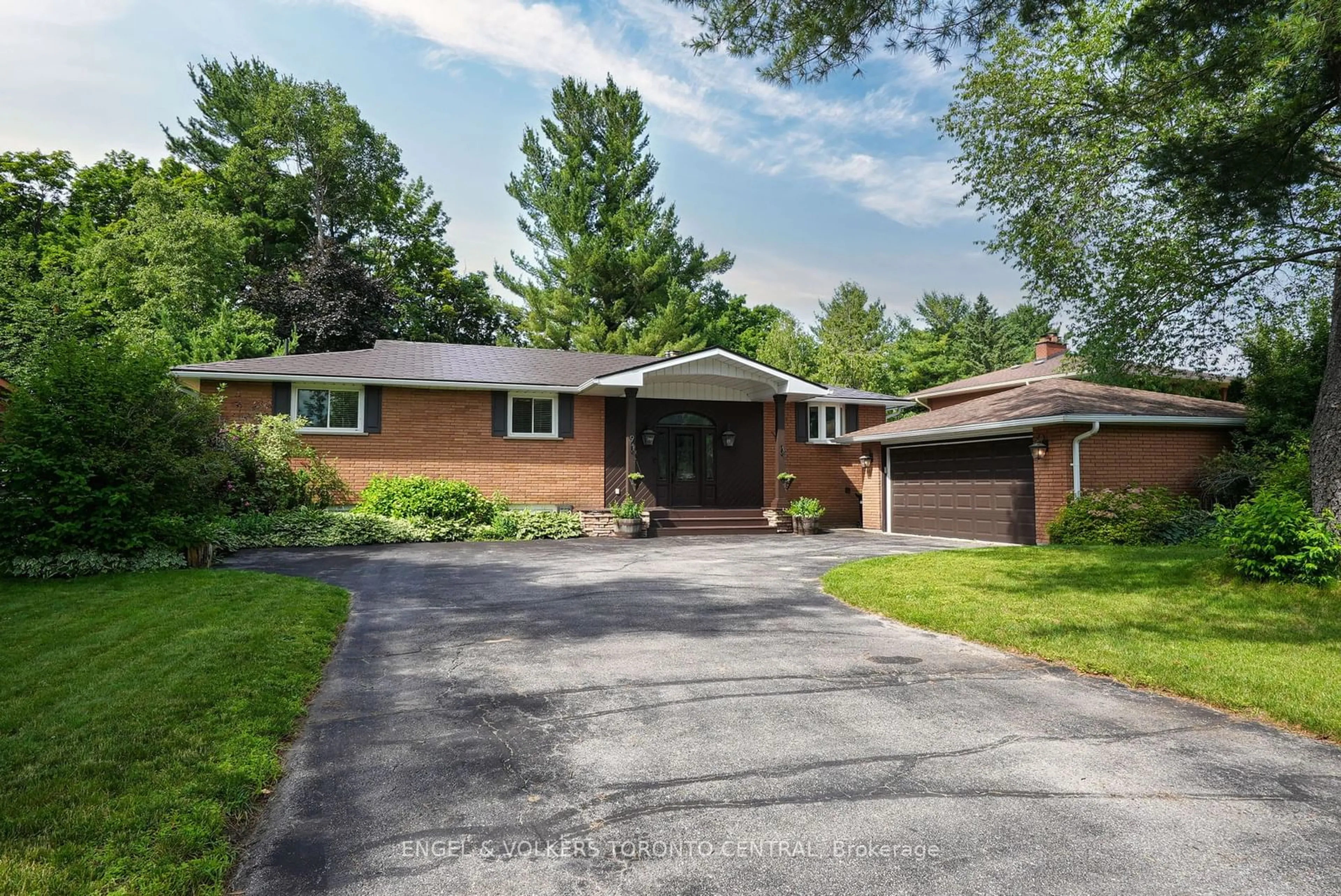 Home with brick exterior material for 9 Green Pine Ave, Springwater Ontario L9X 0P8