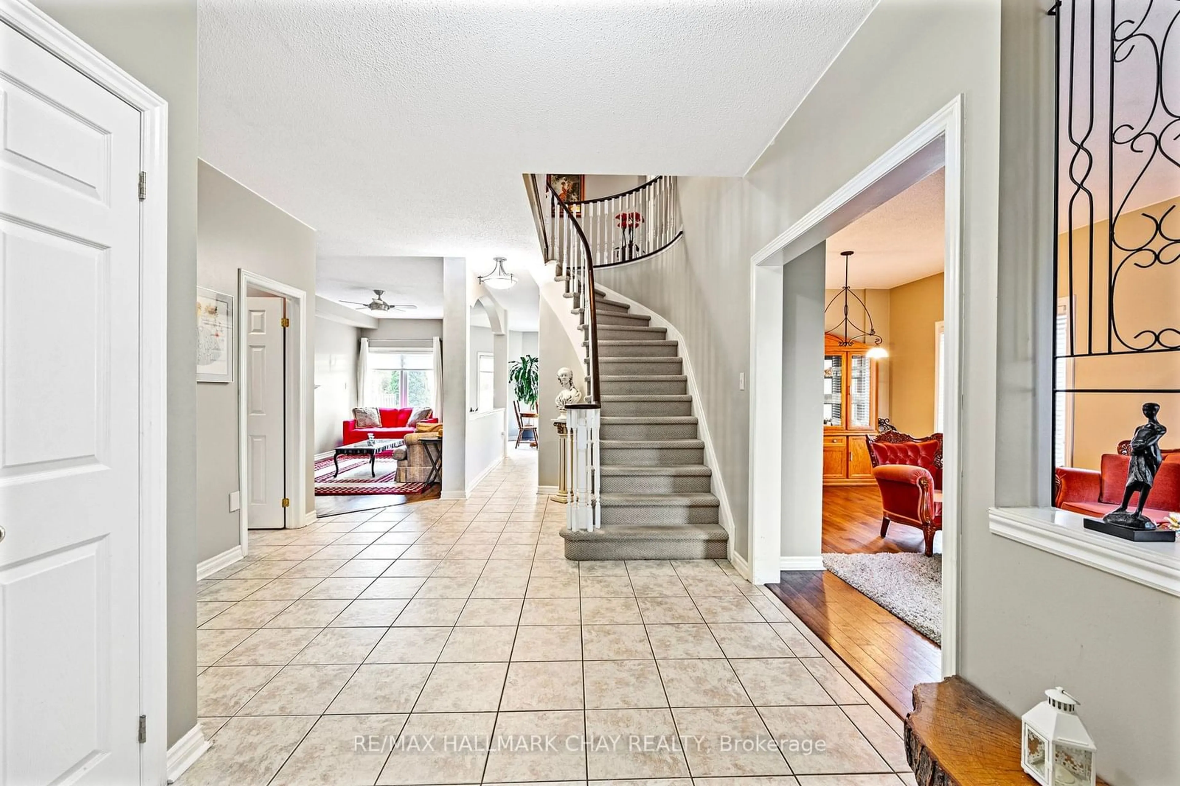 Indoor foyer for 66 Penvill Tr, Barrie Ontario L4N 5C5