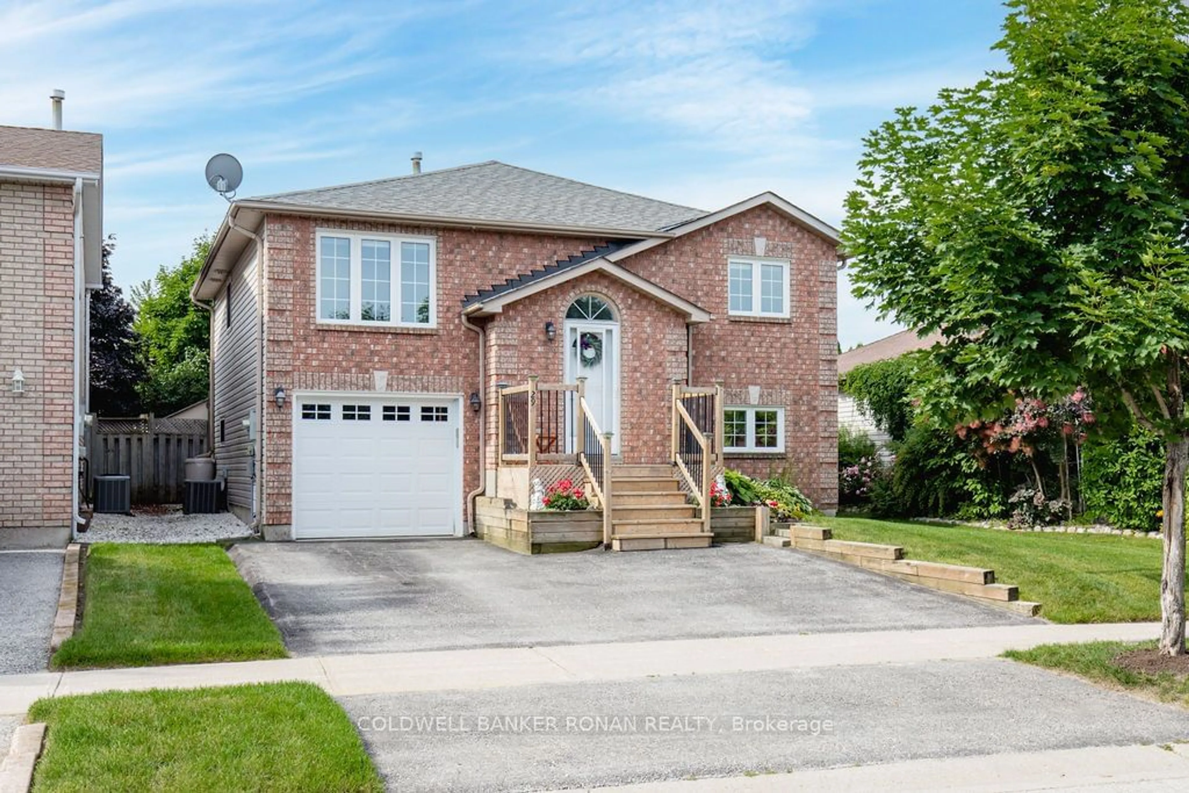 Home with brick exterior material for 29 White Elm Rd, Barrie Ontario L4N 8S9