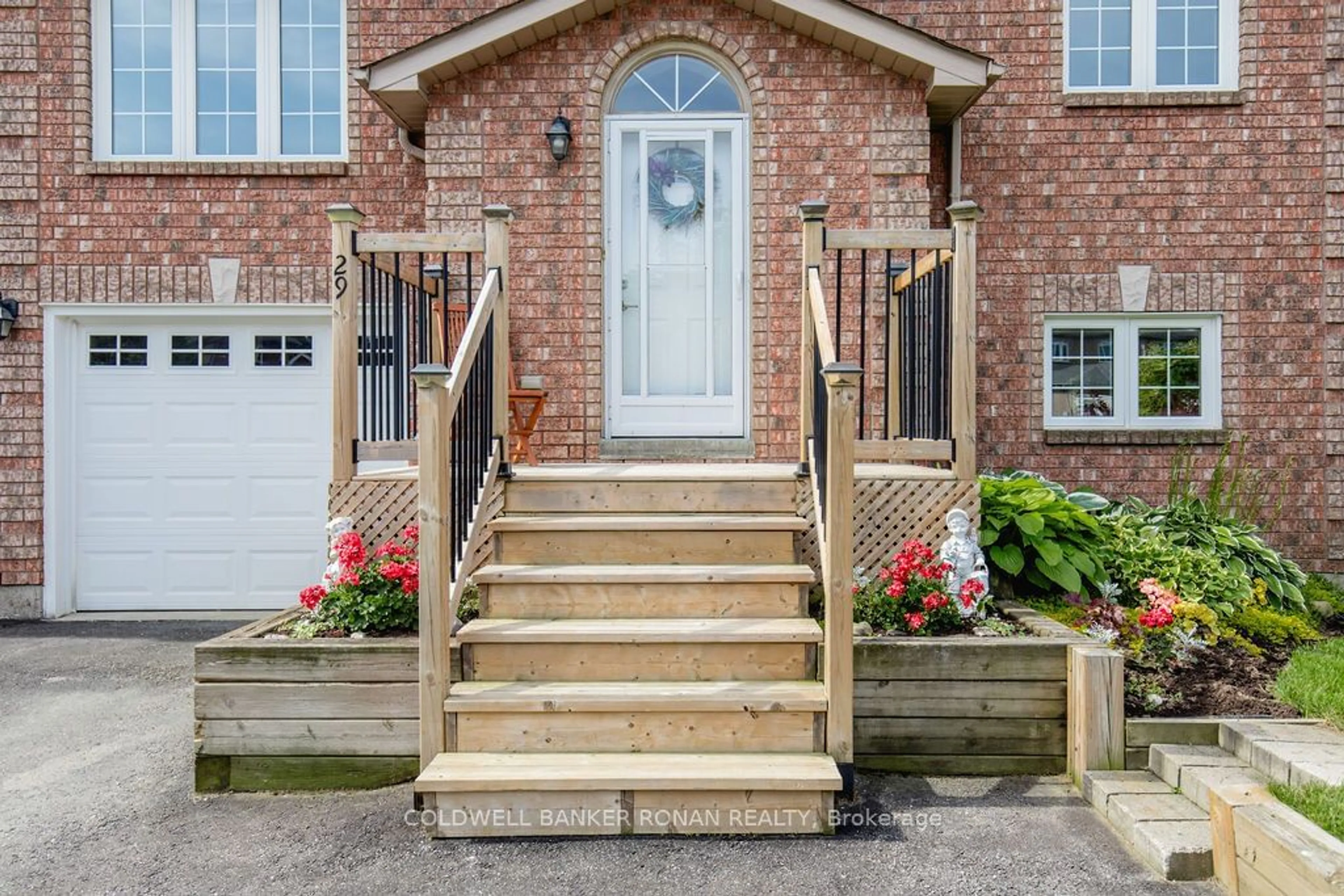 Indoor entryway for 29 White Elm Rd, Barrie Ontario L4N 8S9