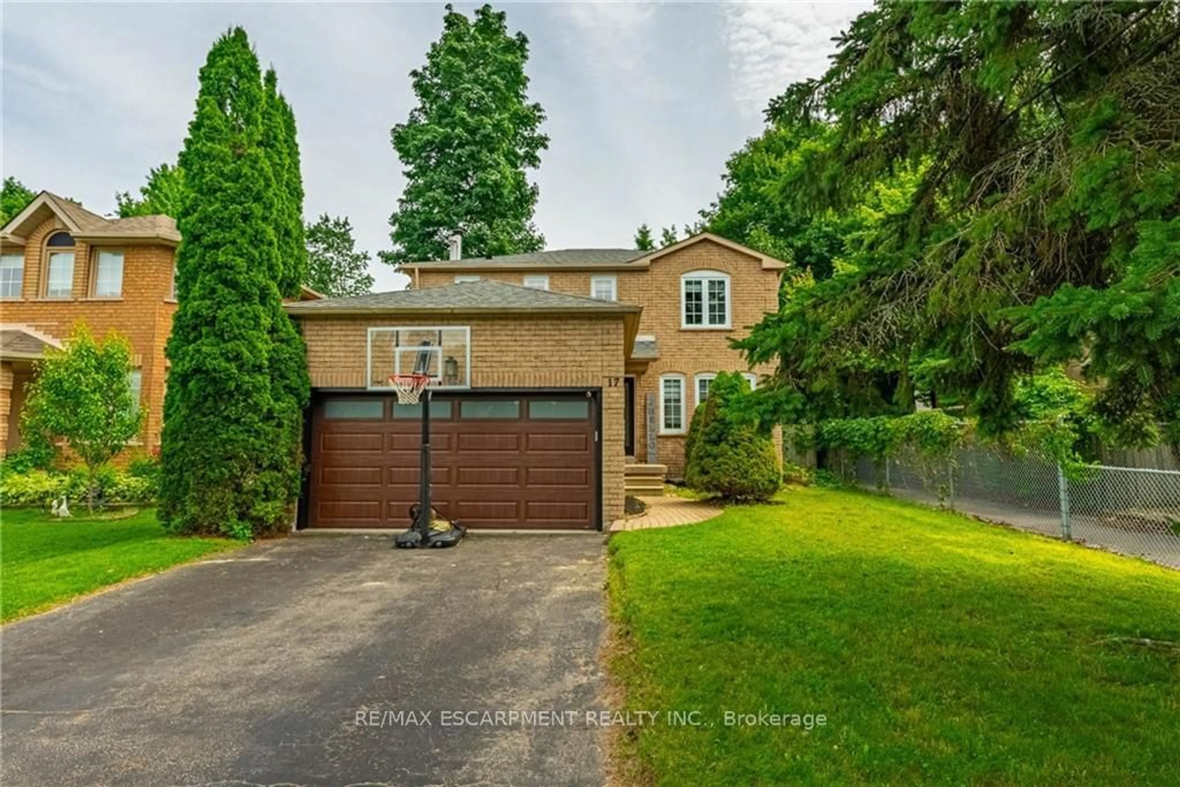 Frontside or backside of a home for 17 McVeigh Dr, Barrie Ontario L4N 7E2