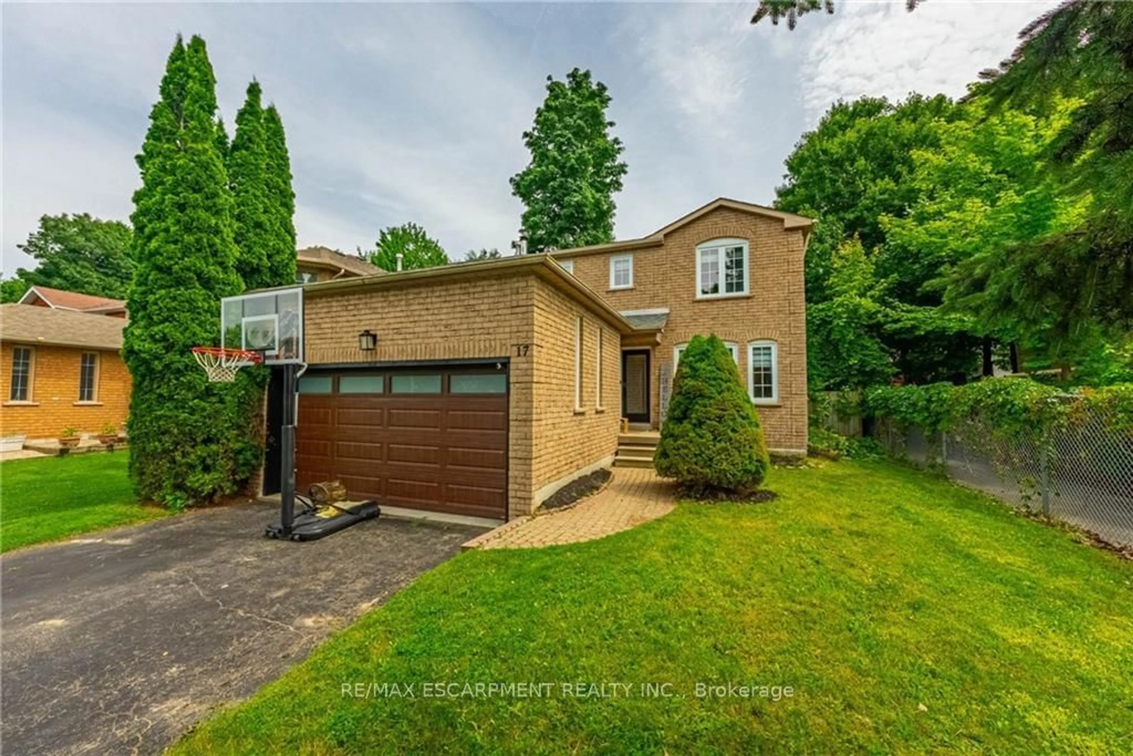 Frontside or backside of a home for 17 McVeigh Dr, Barrie Ontario L4N 7E2