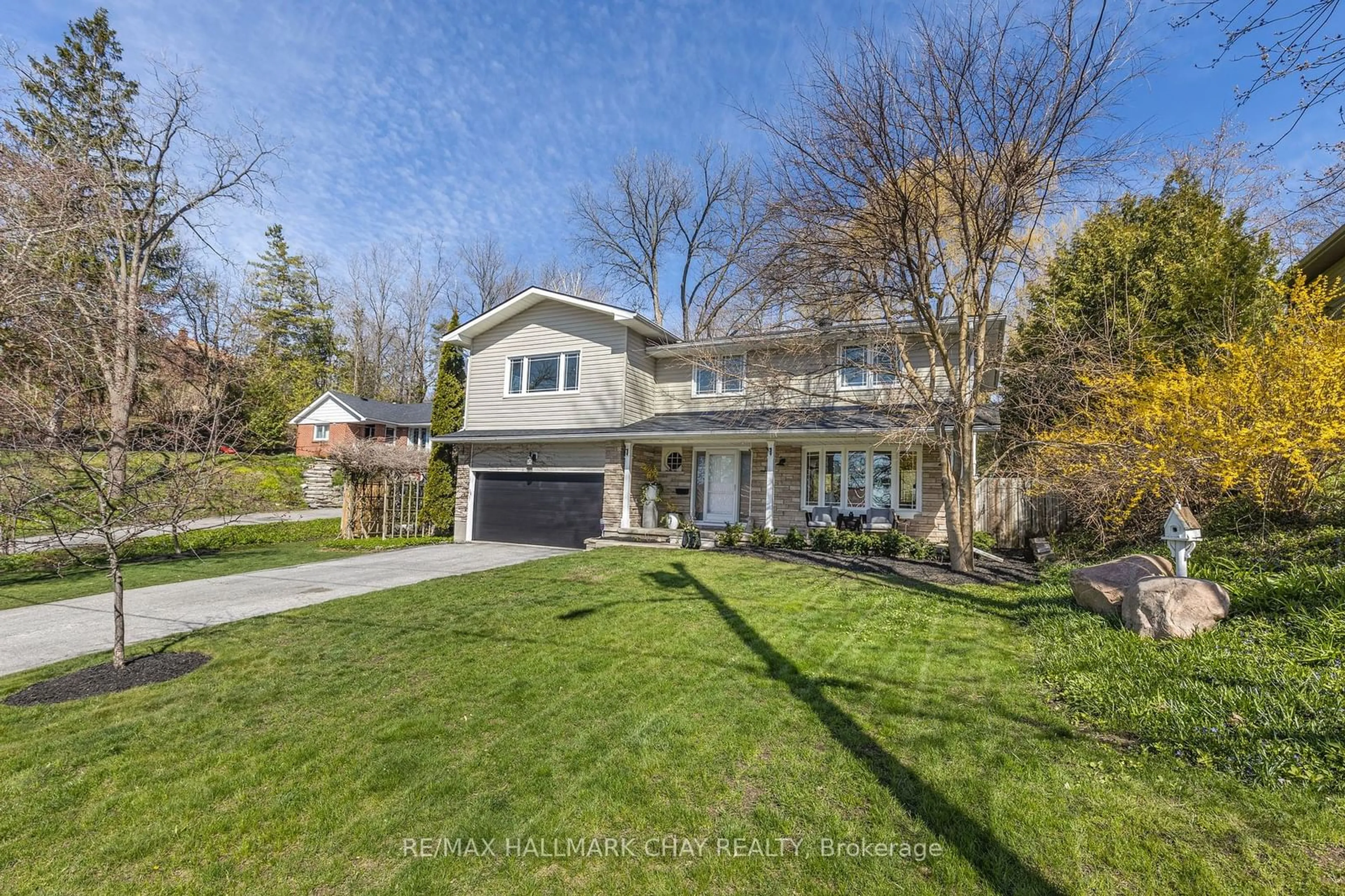 Frontside or backside of a home for 112 Collingwood St, Barrie Ontario L4M 1J1