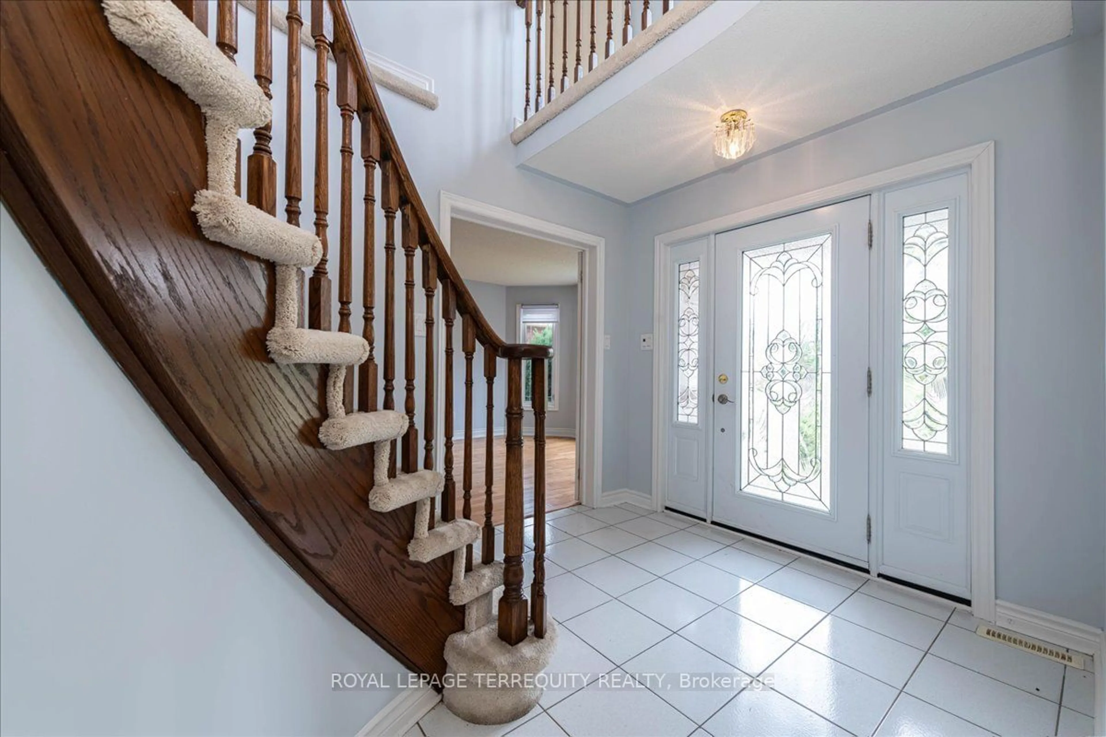 Indoor entryway for 87 Arthur Ave, Barrie Ontario L4M 6H6