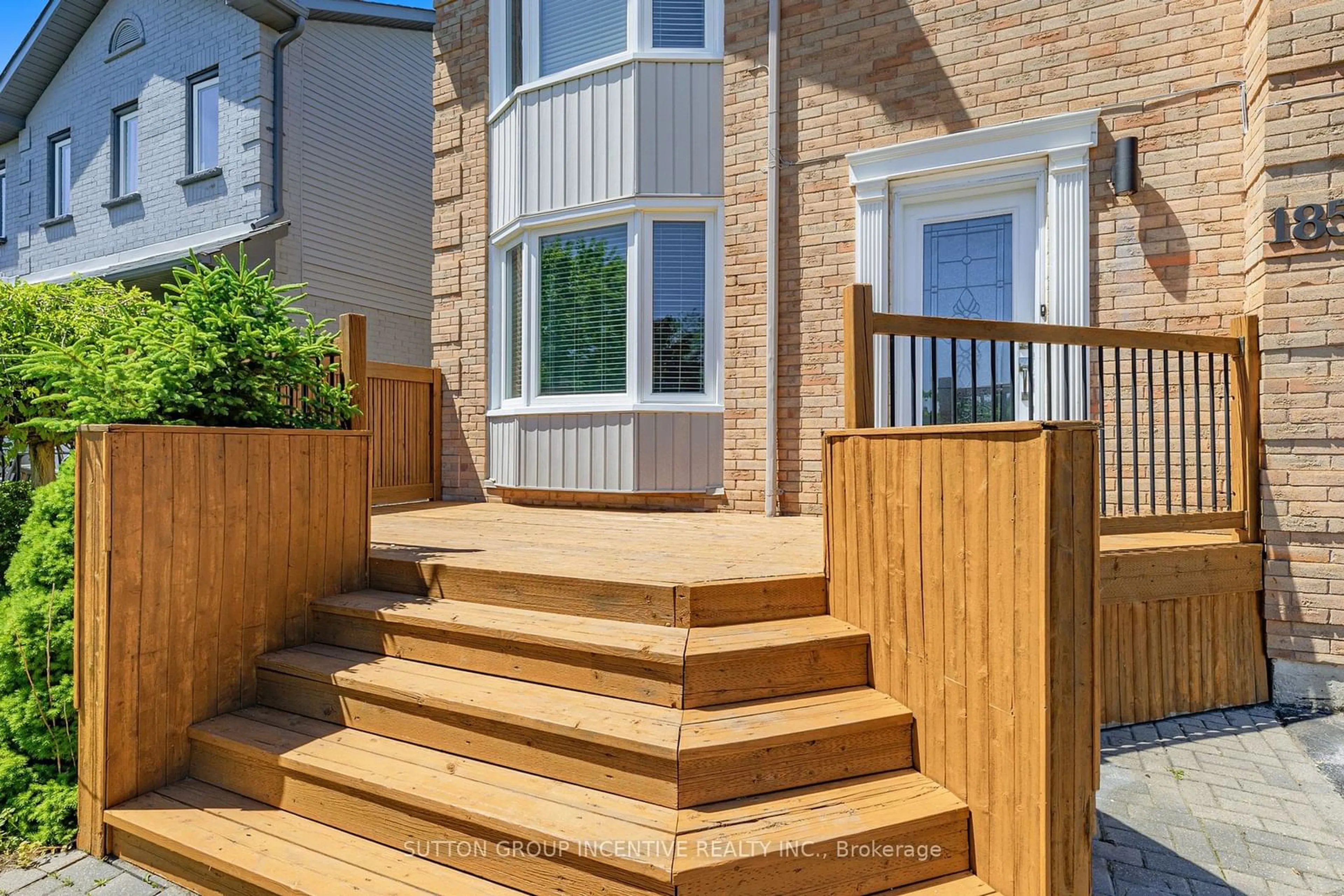Stairs for 185 Cardinal St, Barrie Ontario L4M 6G4
