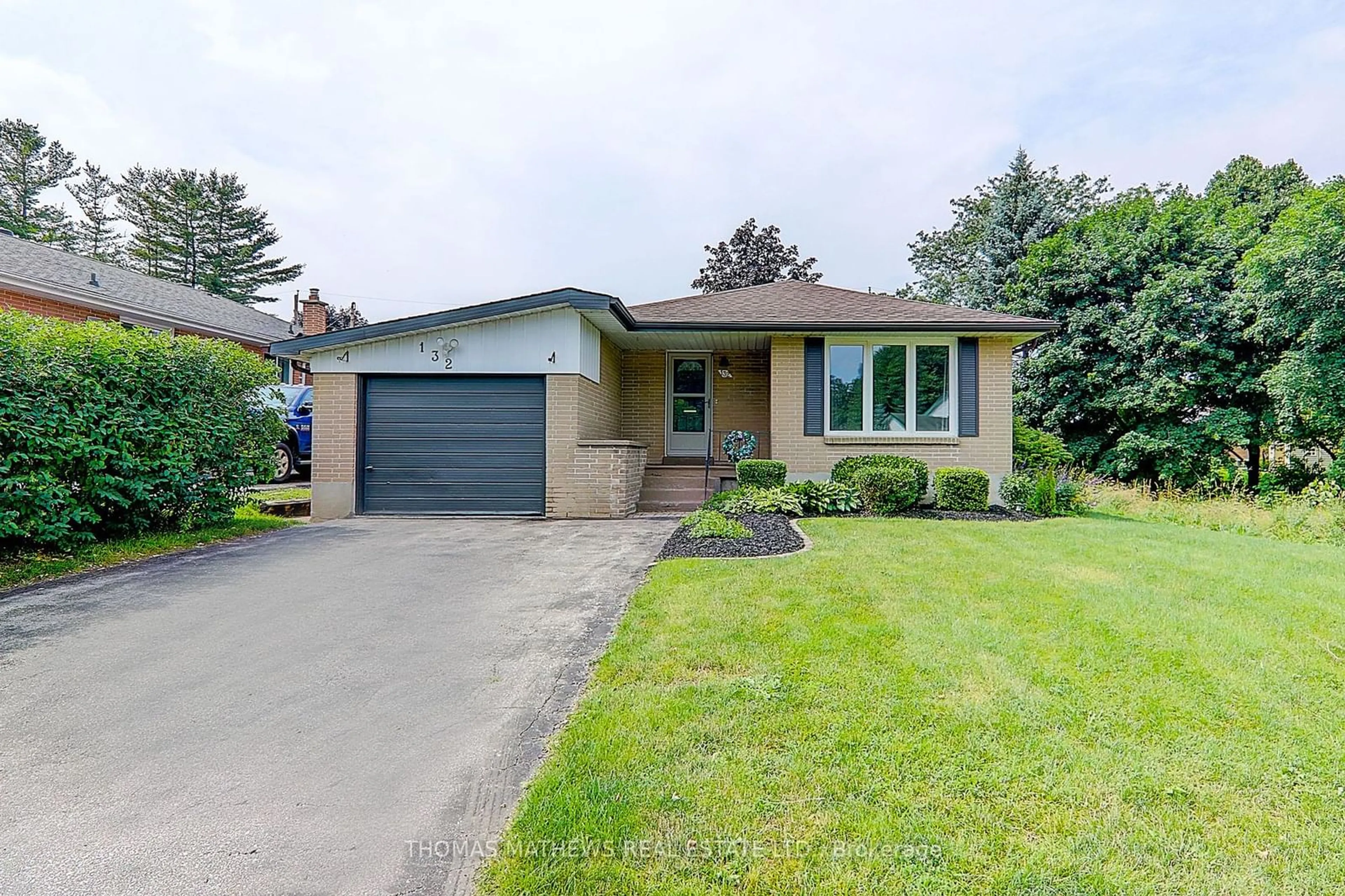 Frontside or backside of a home for 132 Grove St, Barrie Ontario L4M 2P5