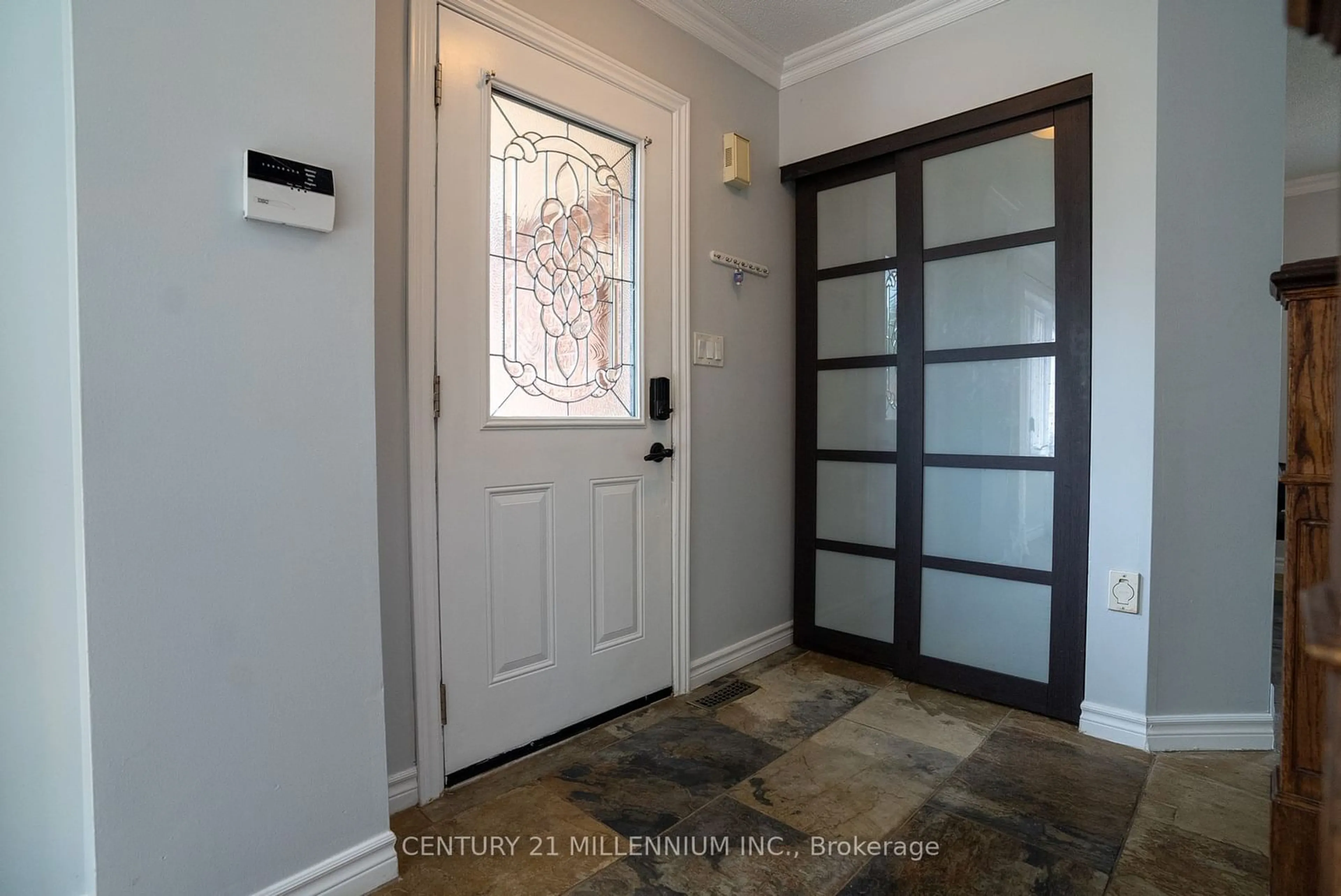 Indoor entryway for 9 Whitehorn Cres, Barrie Ontario L4N 8E3