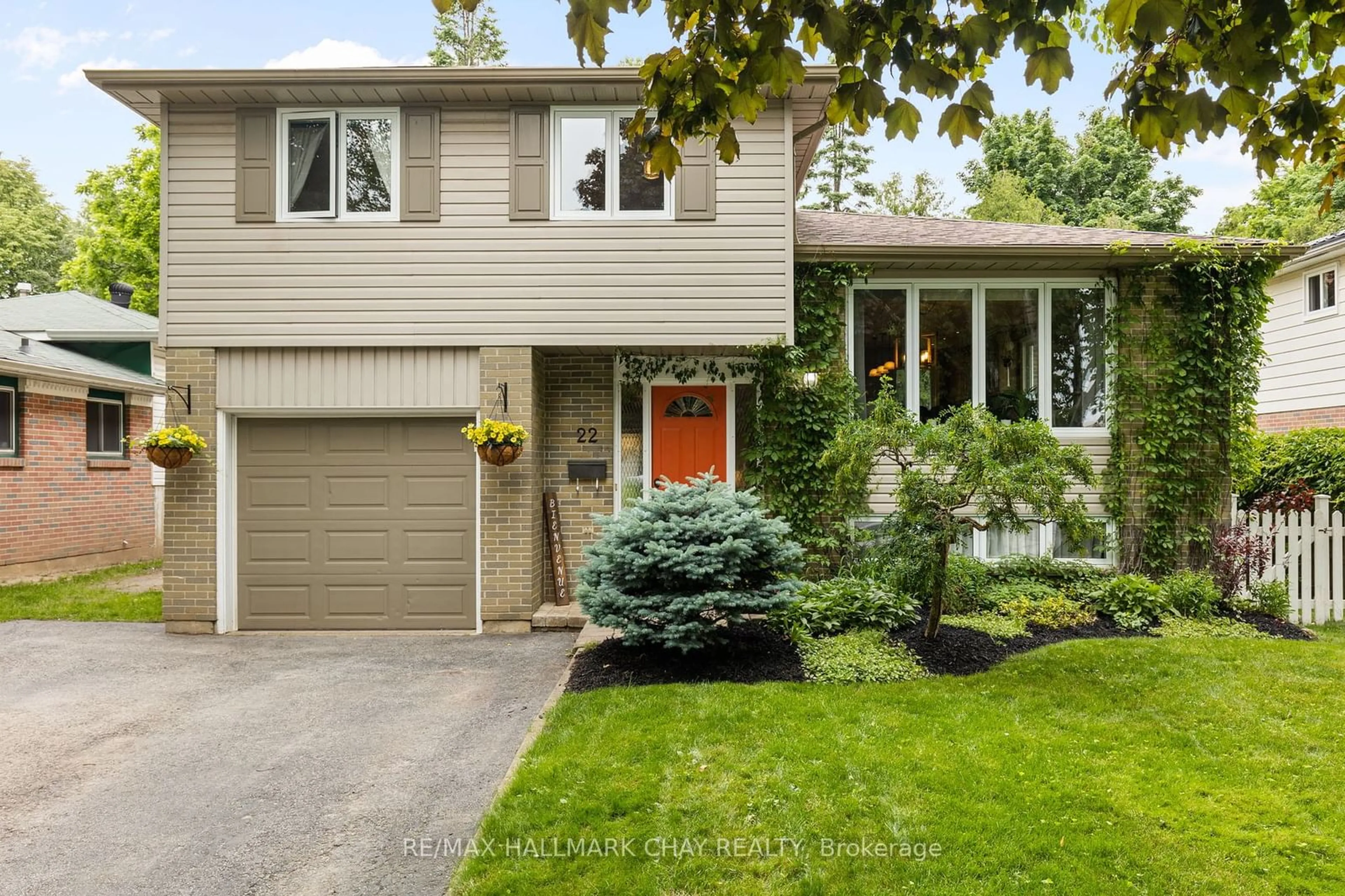 Frontside or backside of a home for 22 Baker Cres, Barrie Ontario L4M 3J5