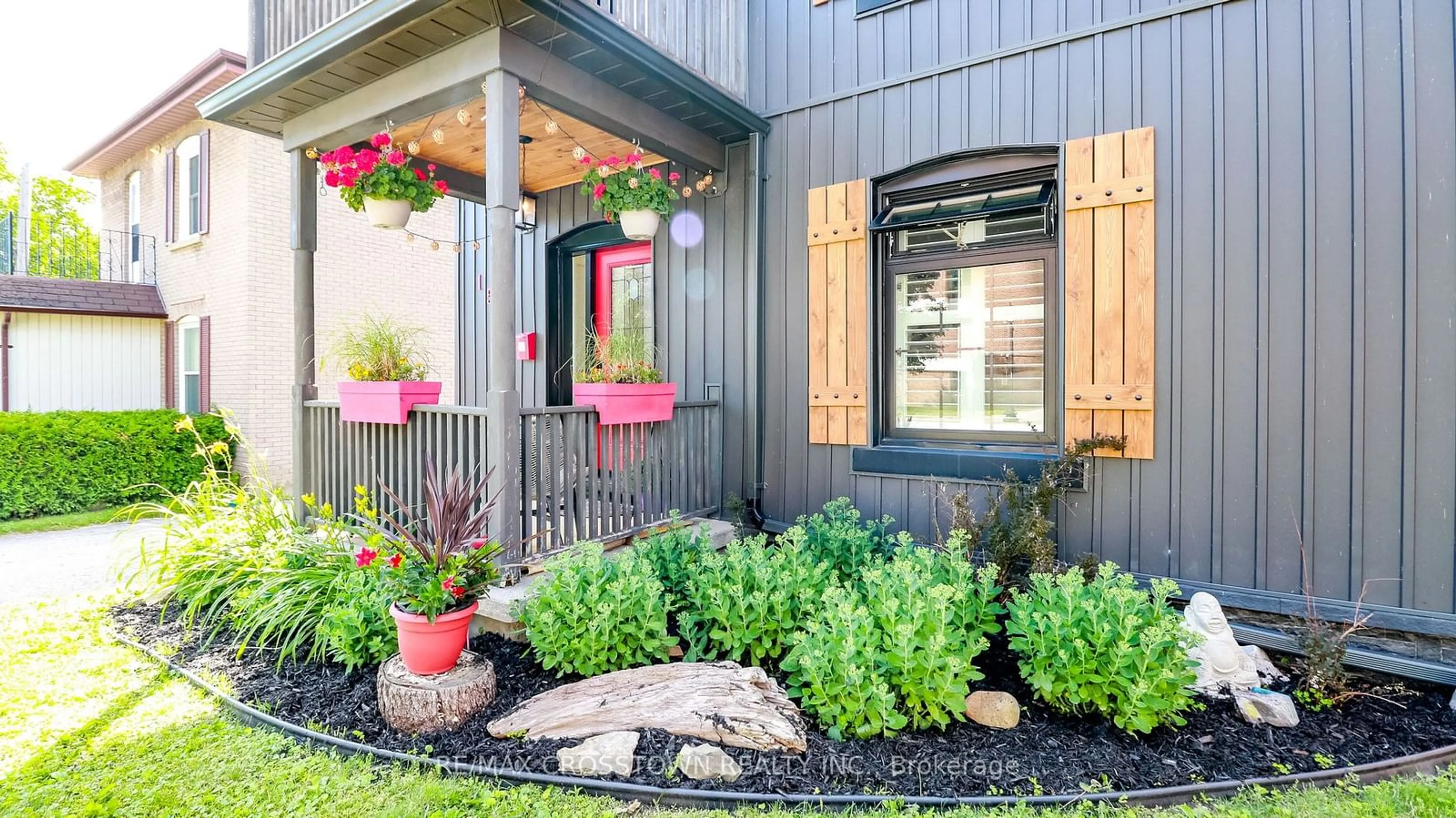 Indoor entryway for 159 Colborne St, Orillia Ontario L3V 2Z4