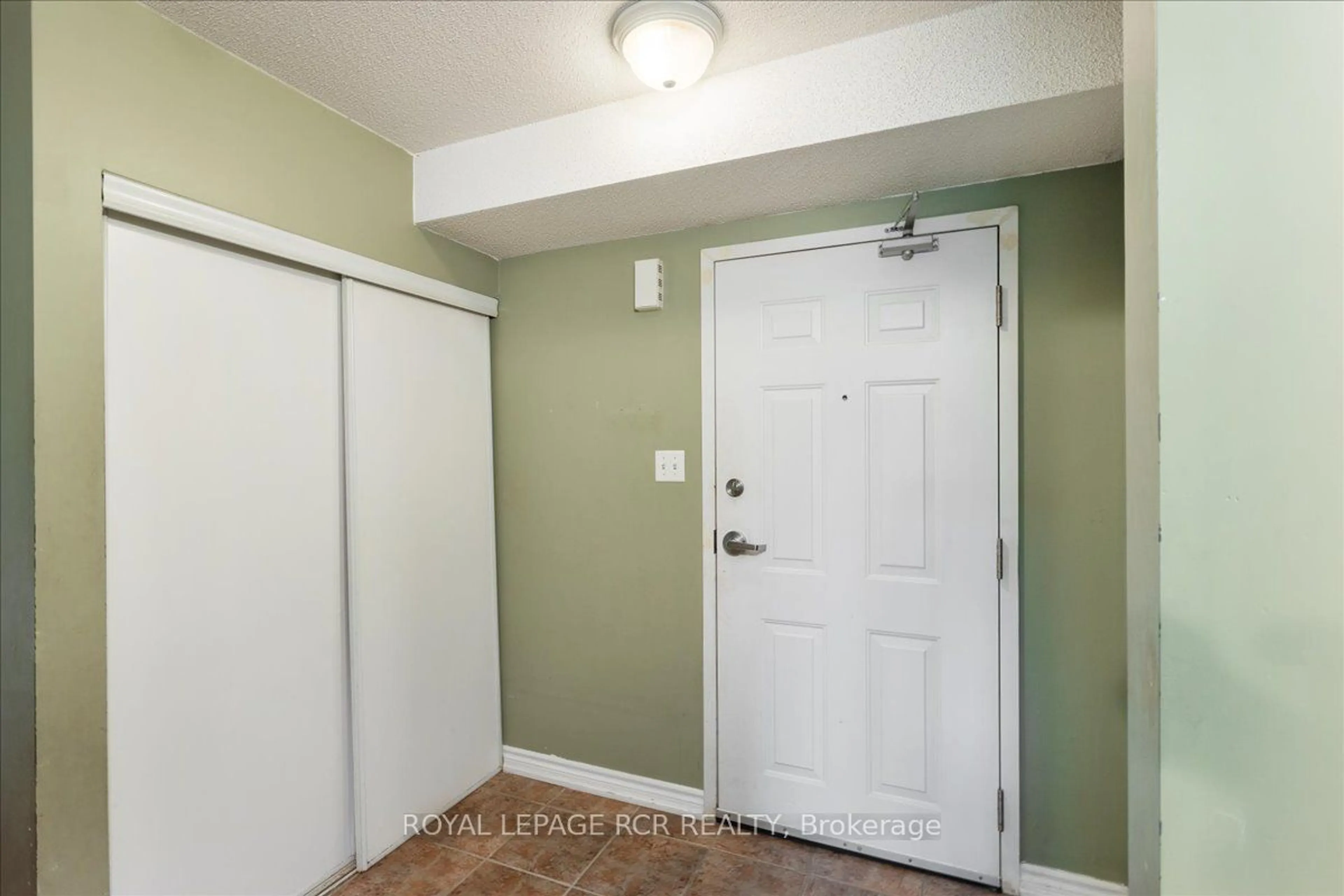 Indoor entryway for 41 Coulter St #1, Barrie Ontario L4N 6L9