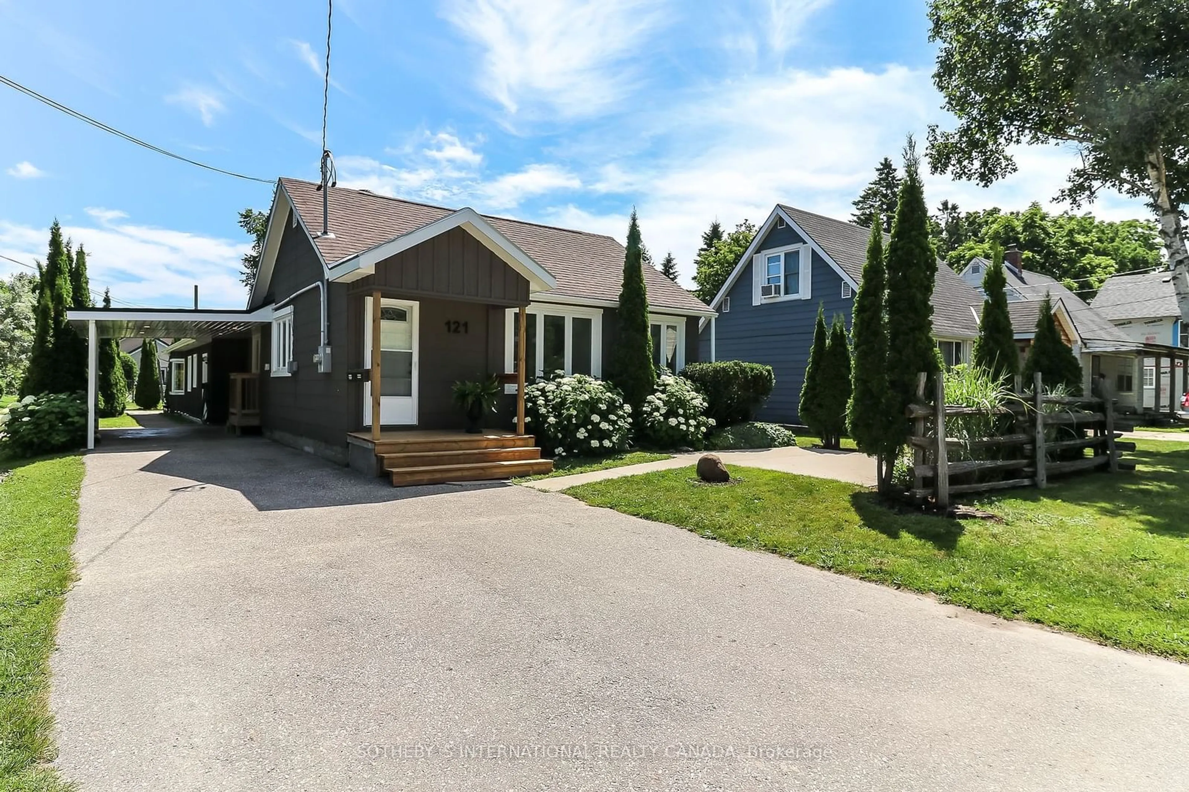 Frontside or backside of a home, cottage for 121 Birch St, Collingwood Ontario L9Y 2V4