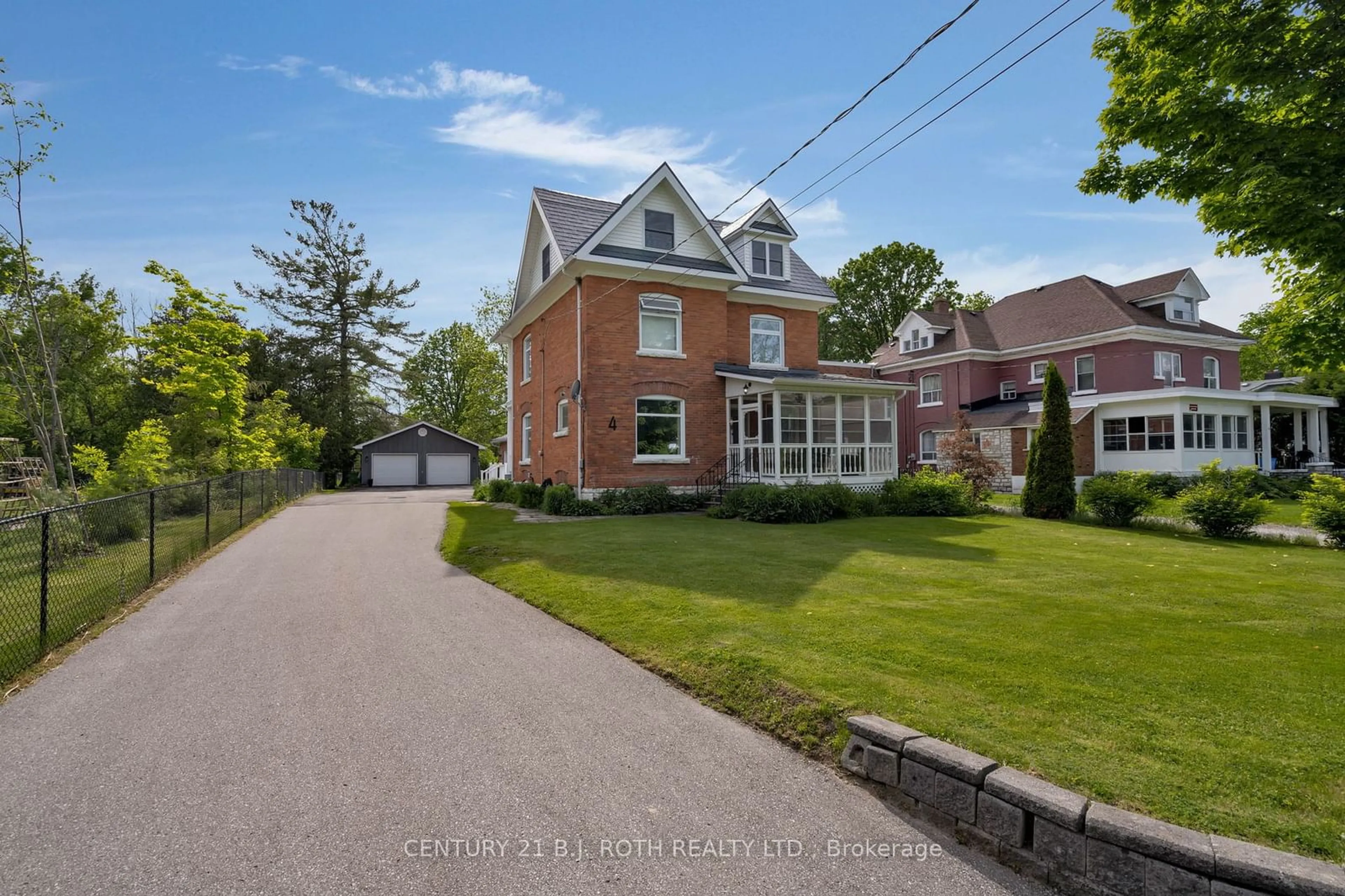 Frontside or backside of a home for 4 REINBIRD St, Severn Ontario L0K 1E0