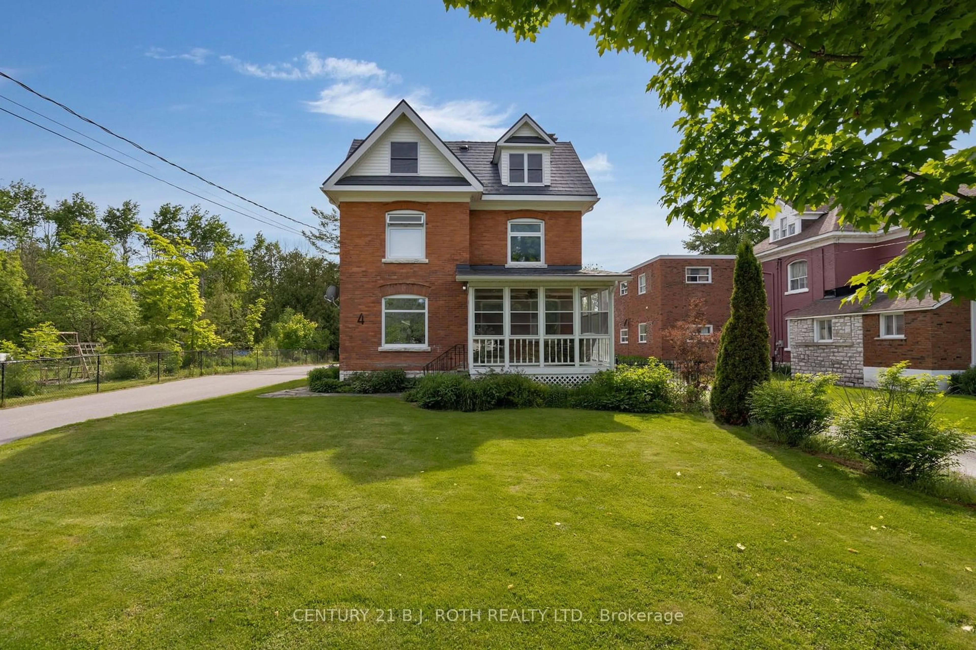 Home with brick exterior material for 4 REINBIRD St, Severn Ontario L0K 1E0