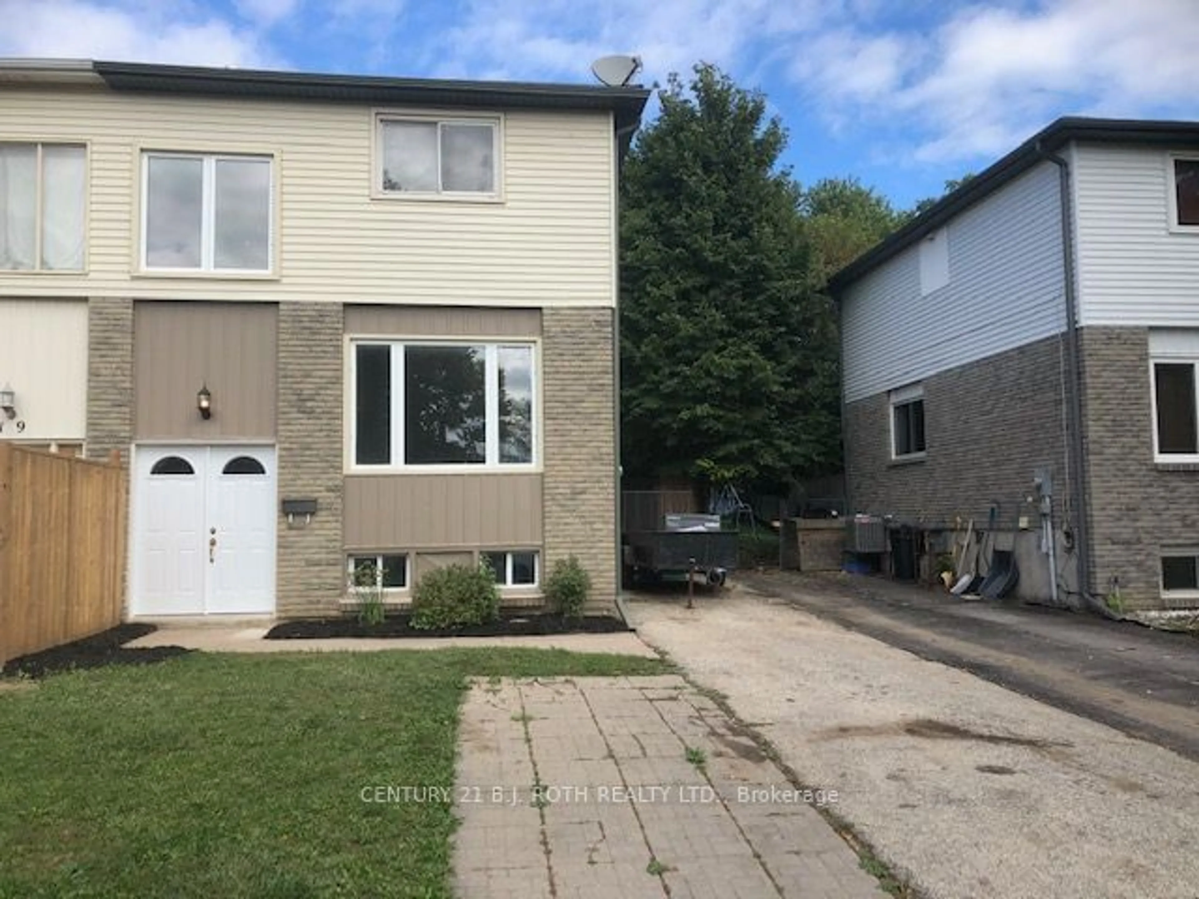 A pic from exterior of the house or condo for 21 Carlton Rd, Barrie Ontario L4M 5K8