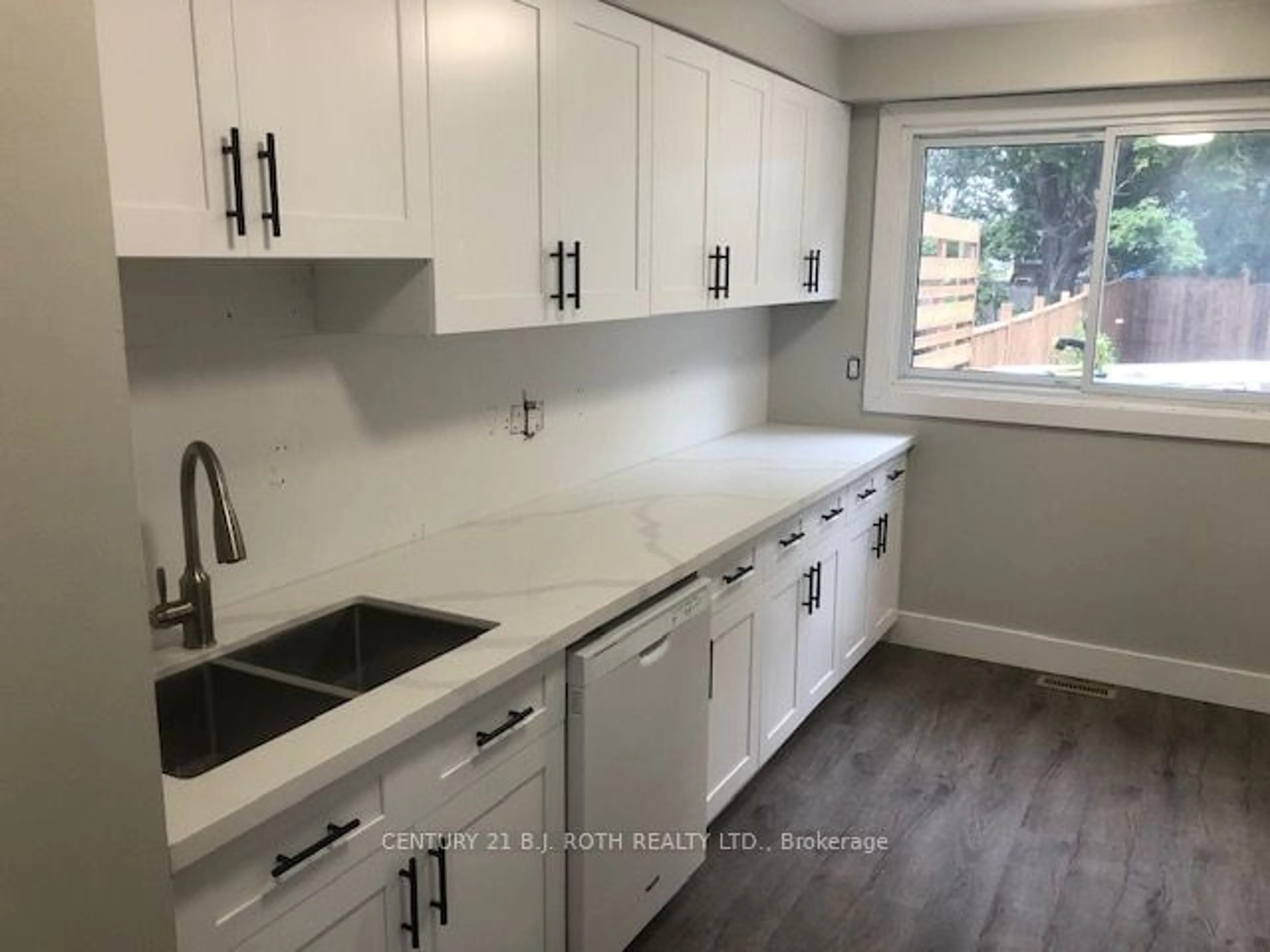 Standard kitchen for 21 Carlton Rd, Barrie Ontario L4M 5K8