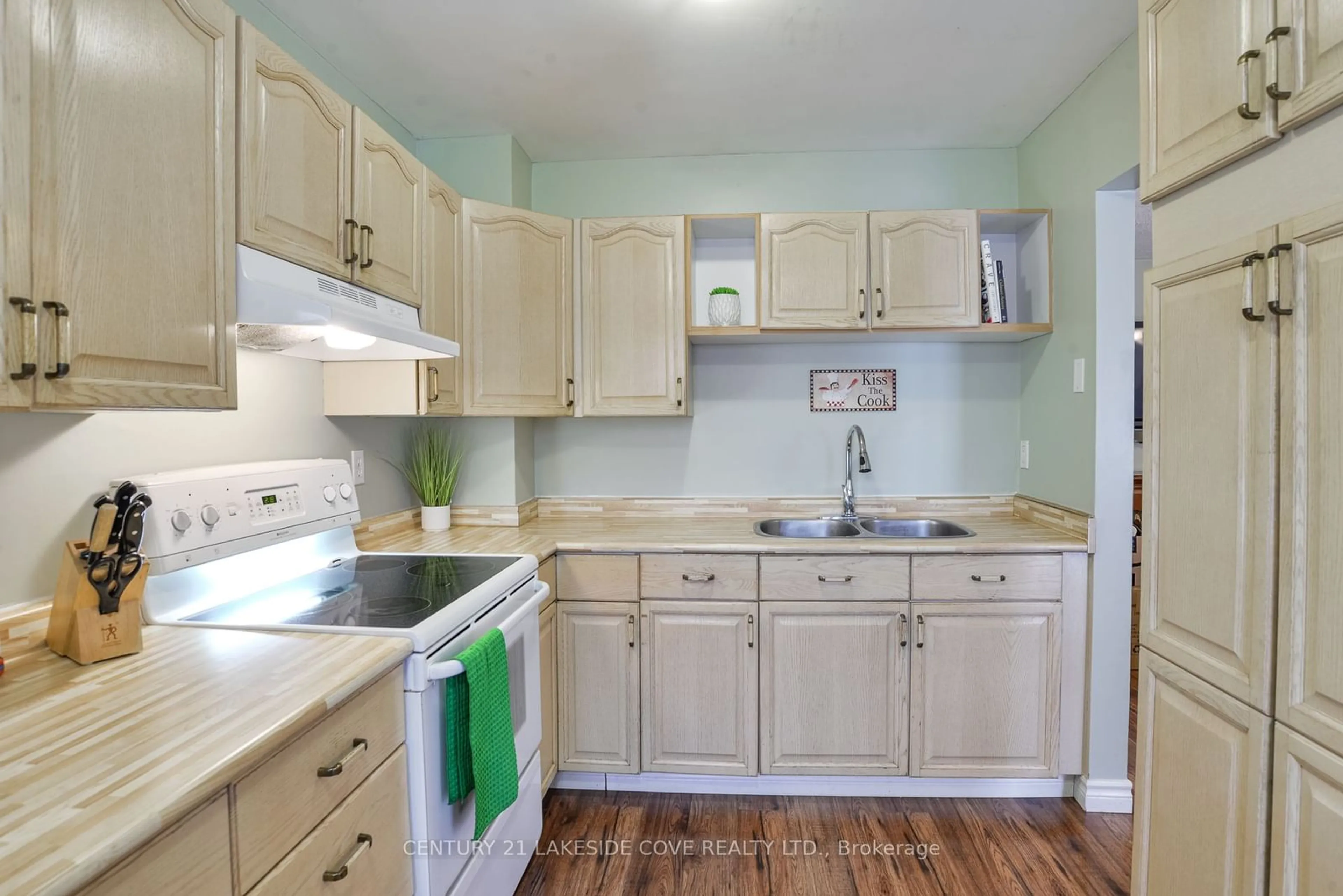 Standard kitchen for 441 Barrie Rd #77, Orillia Ontario L3V 6T9