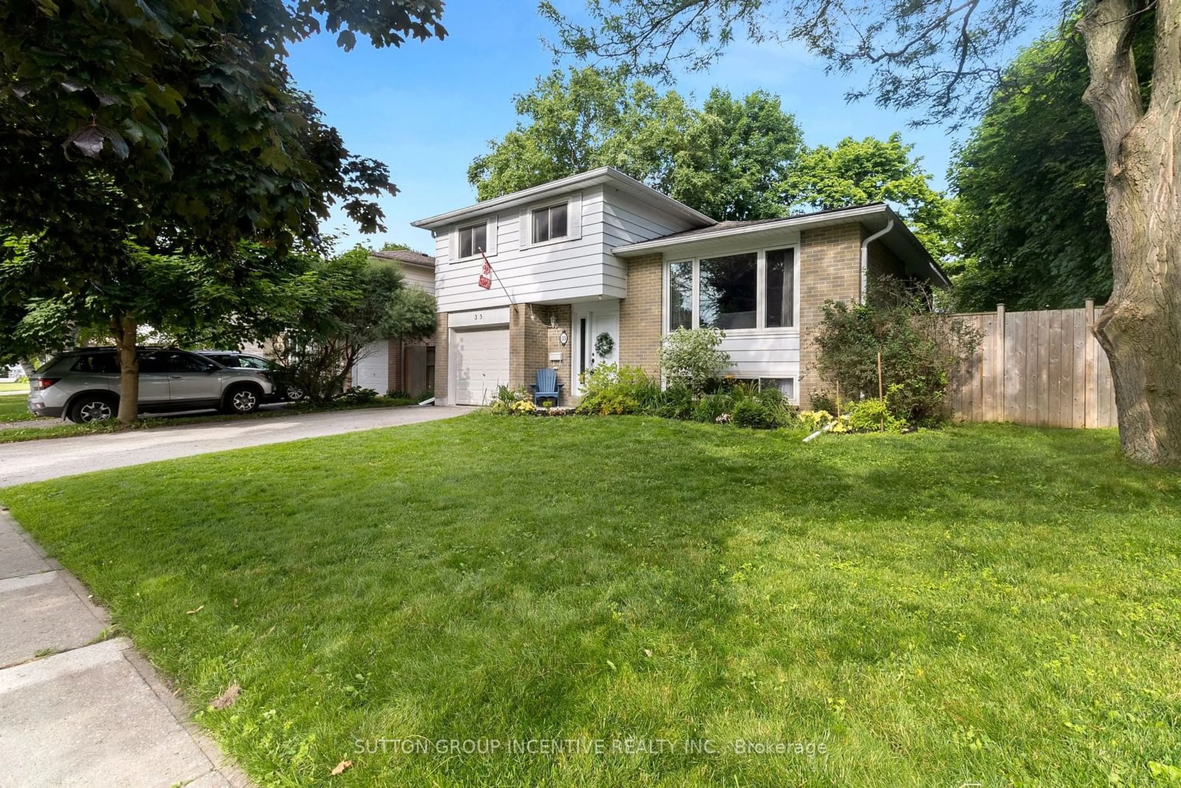 Frontside or backside of a home for 35 Jills Crt, Barrie Ontario L4M 4L6