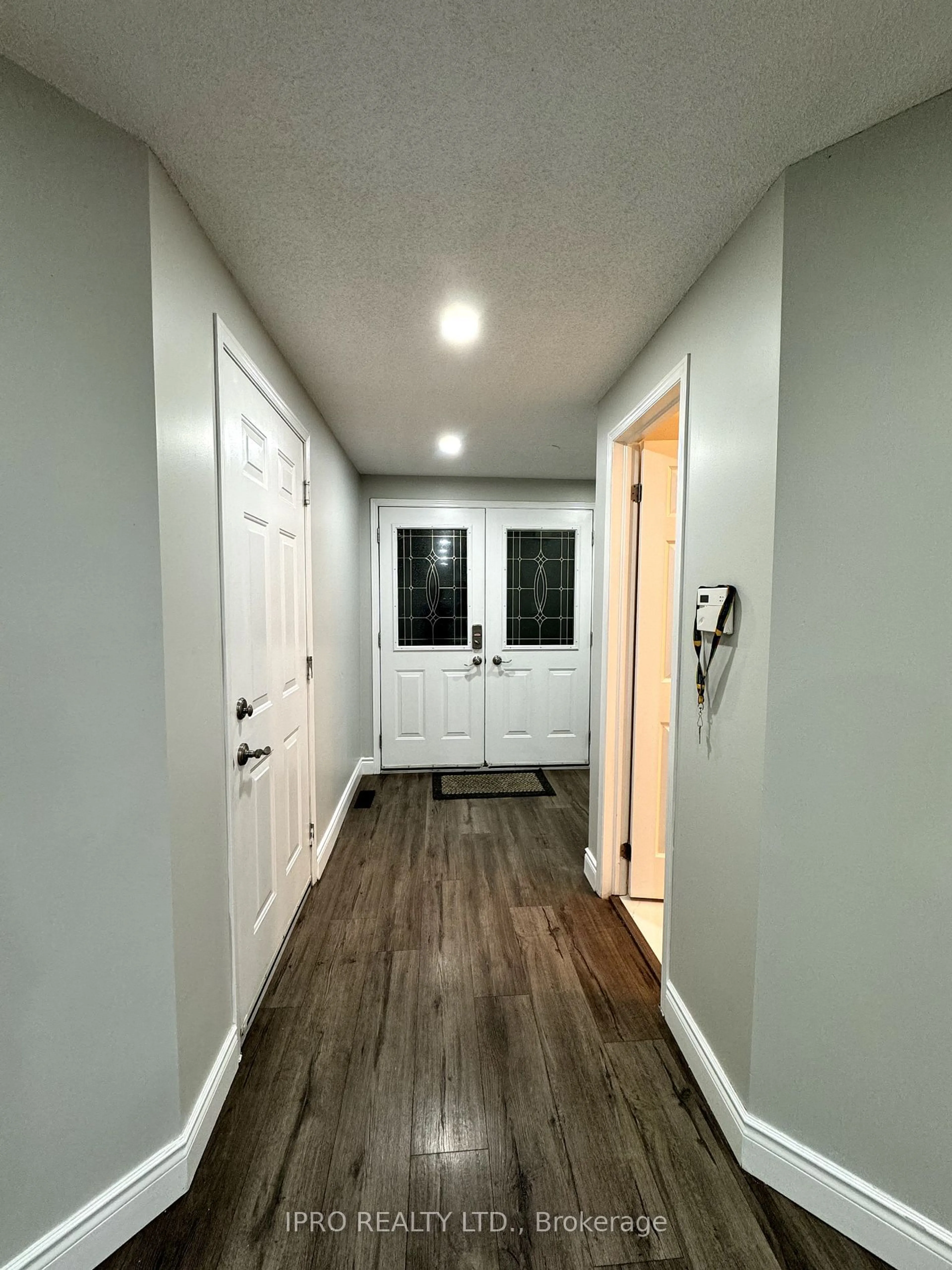 Indoor entryway for 52 DUNSMORE Lane, Barrie Ontario L4M 6Z9