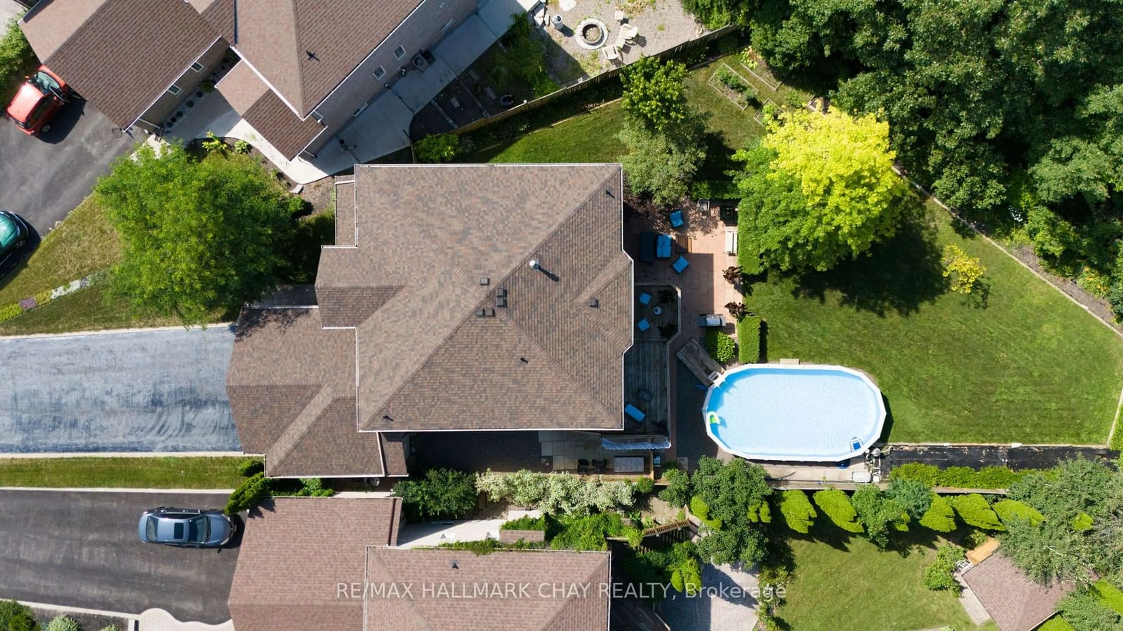 Indoor or outdoor pool for 32 Silvercreek Cres, Barrie Ontario L4N 1S7