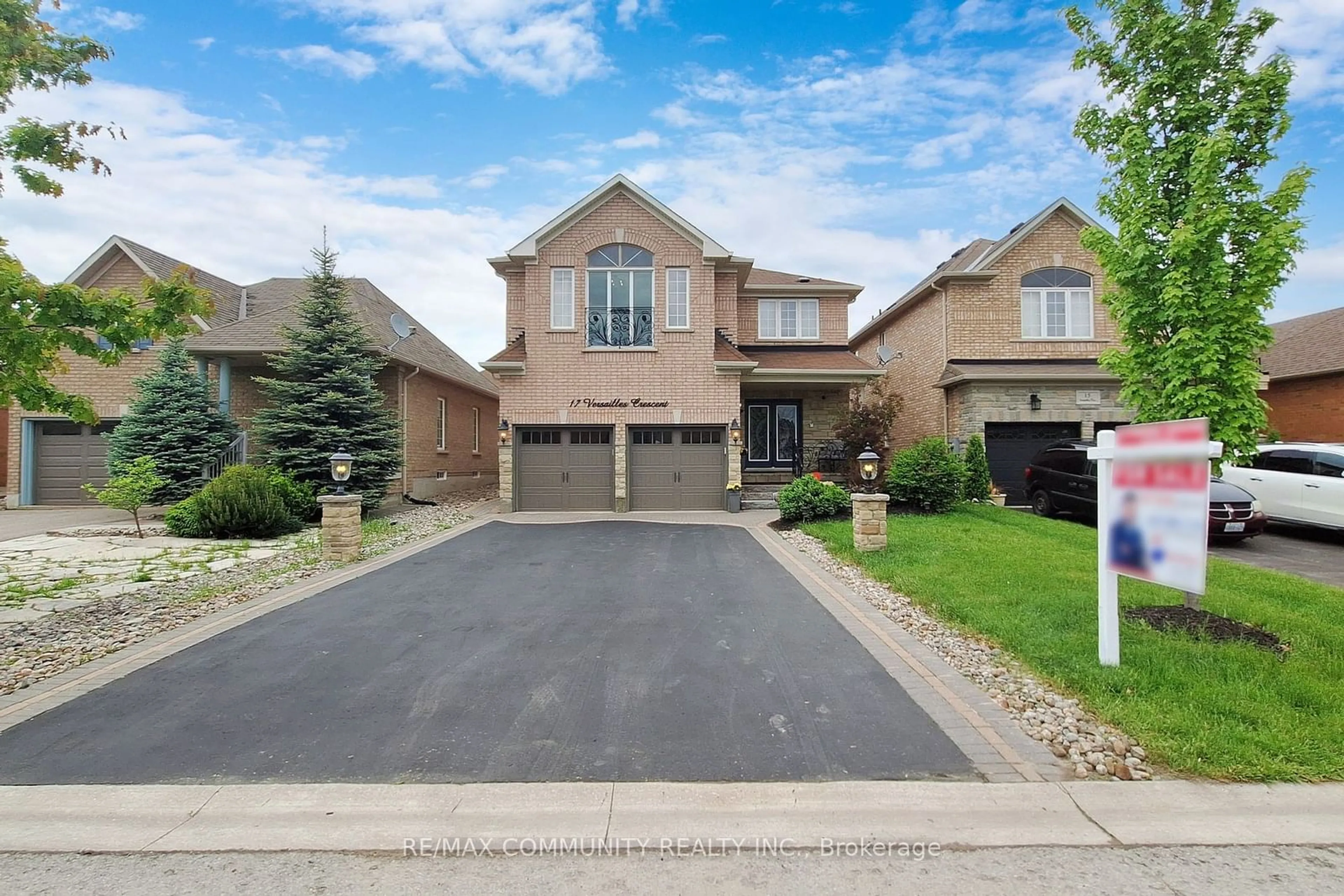 Frontside or backside of a home for 17 Versailles Cres, Barrie Ontario L4N 0B6