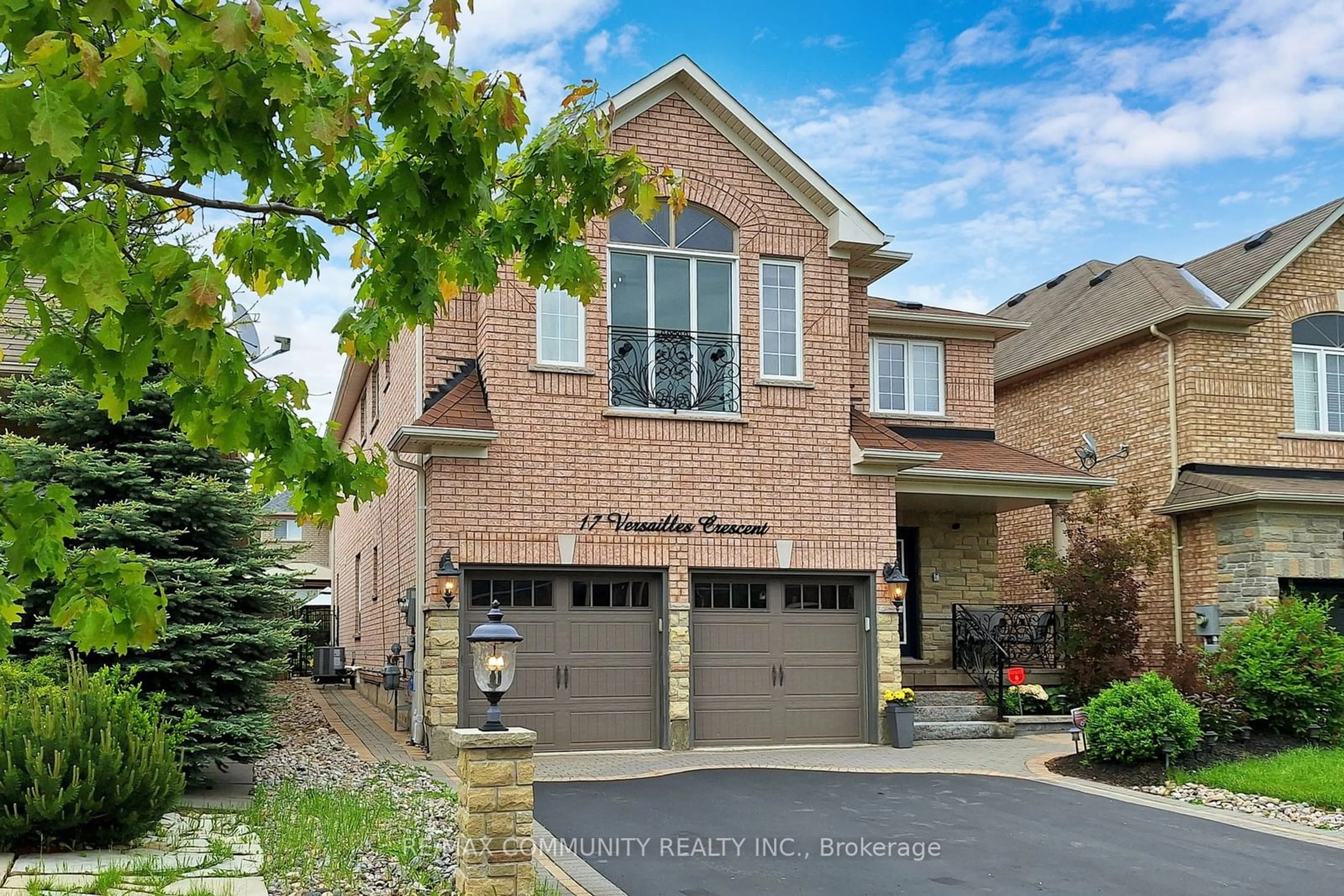A pic from exterior of the house or condo for 17 Versailles Cres, Barrie Ontario L4N 0B6