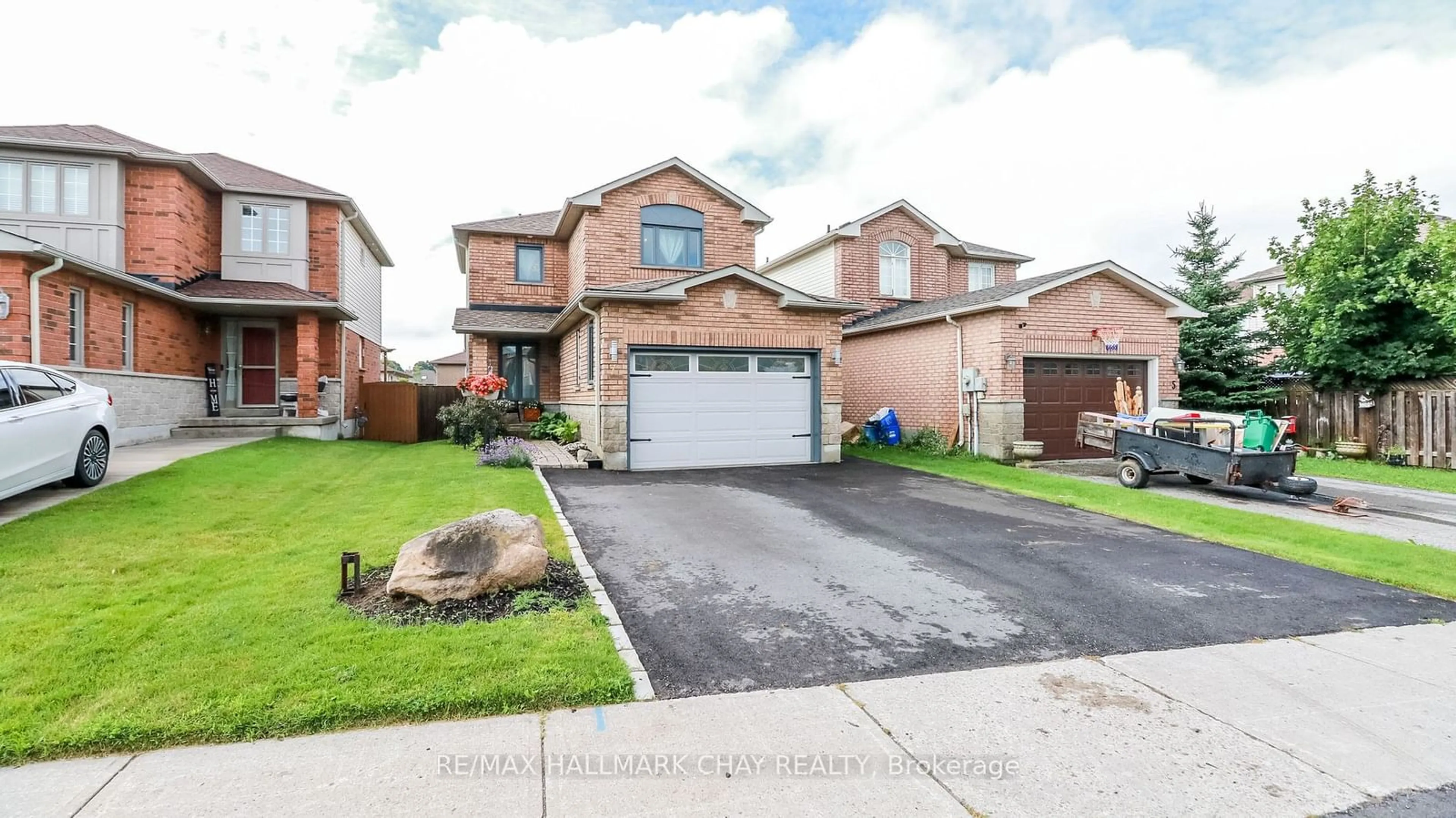 Home with brick exterior material for 7 Hemlock Crt, Barrie Ontario L4N 9N5
