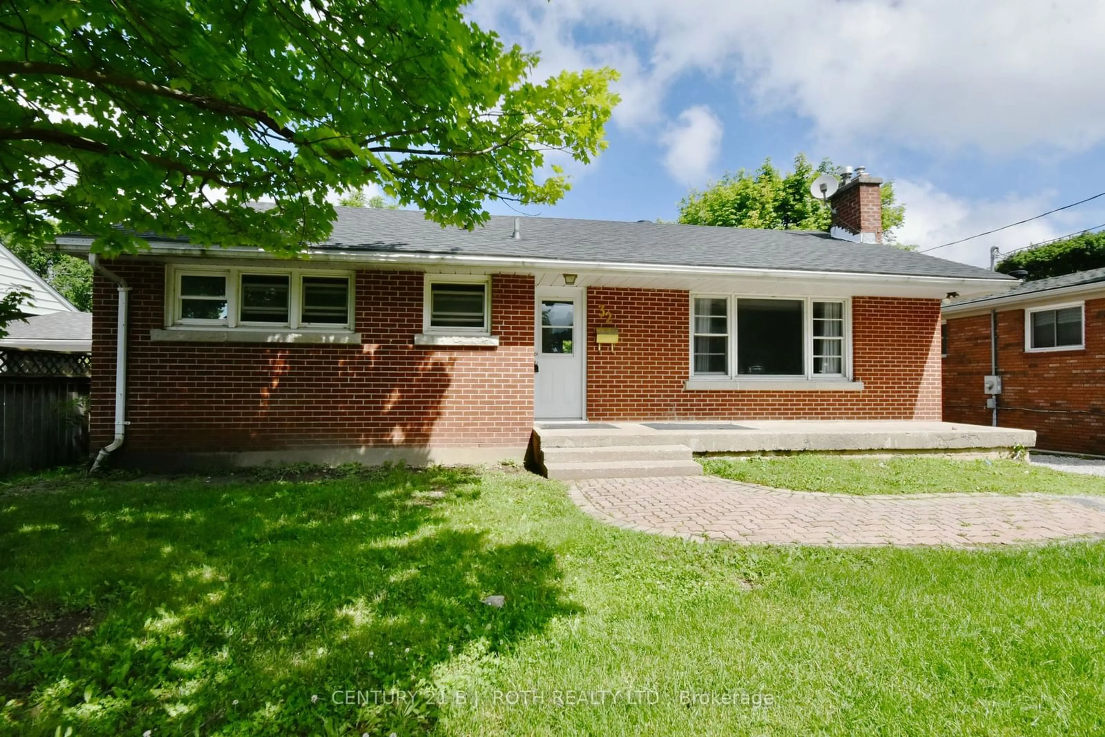 Home with brick exterior material for 32 Shannon St, Barrie Ontario L4M 2K8