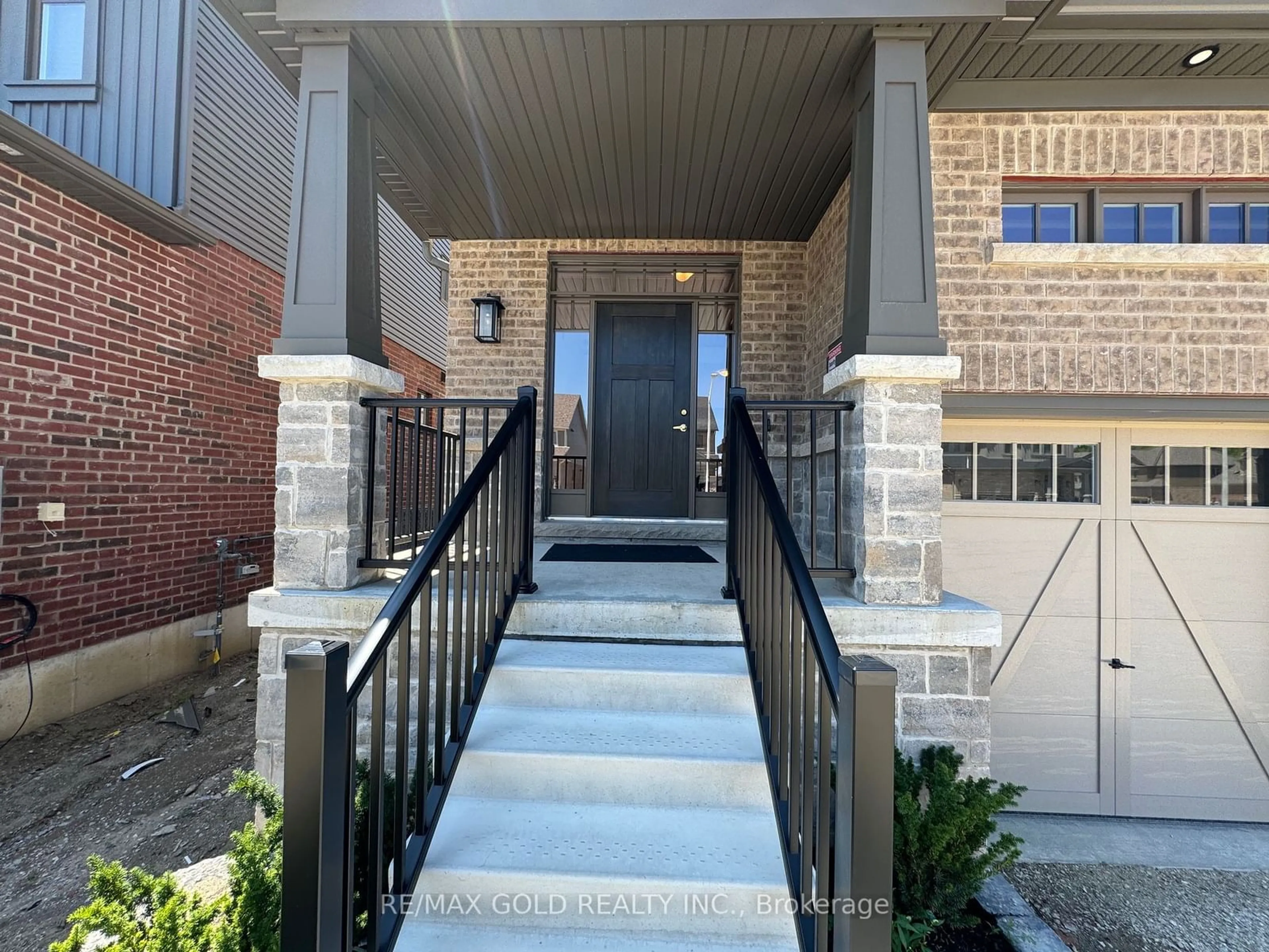 Indoor entryway for 176 Plewes Dr, Collingwood Ontario L6Y 0E9