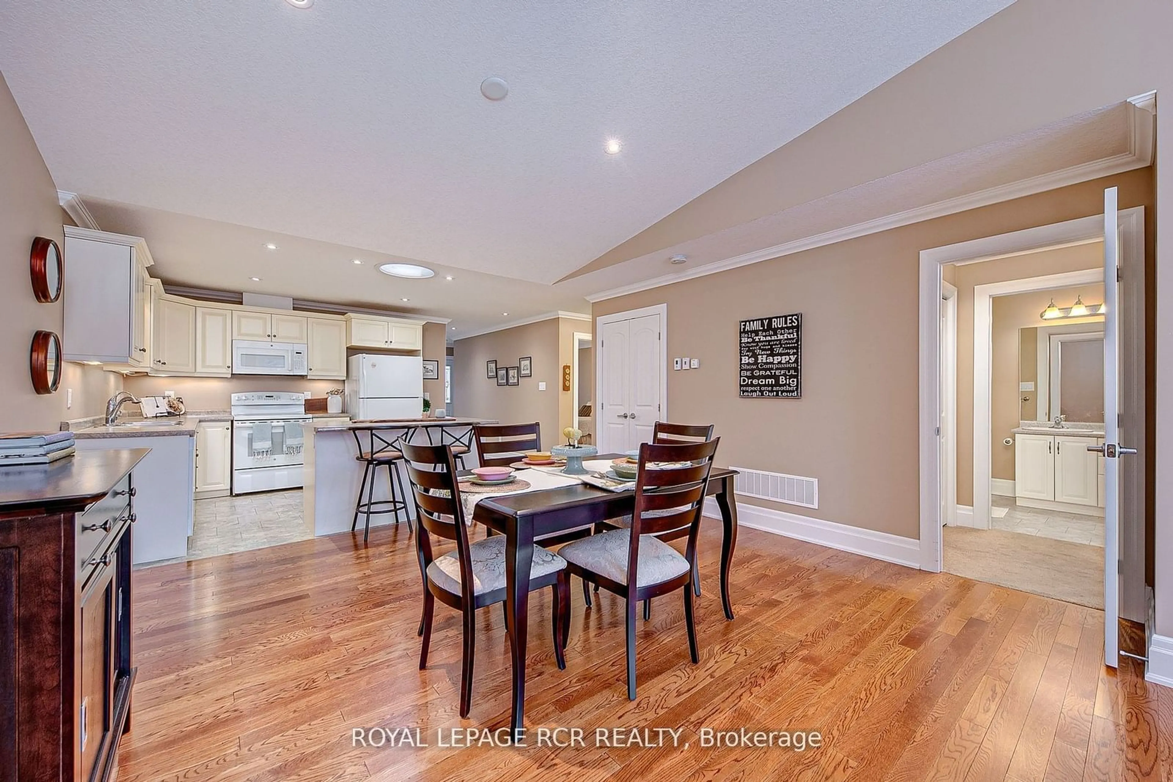 Dining room for 82 Greenway Dr, Wasaga Beach Ontario L9Z 3A8