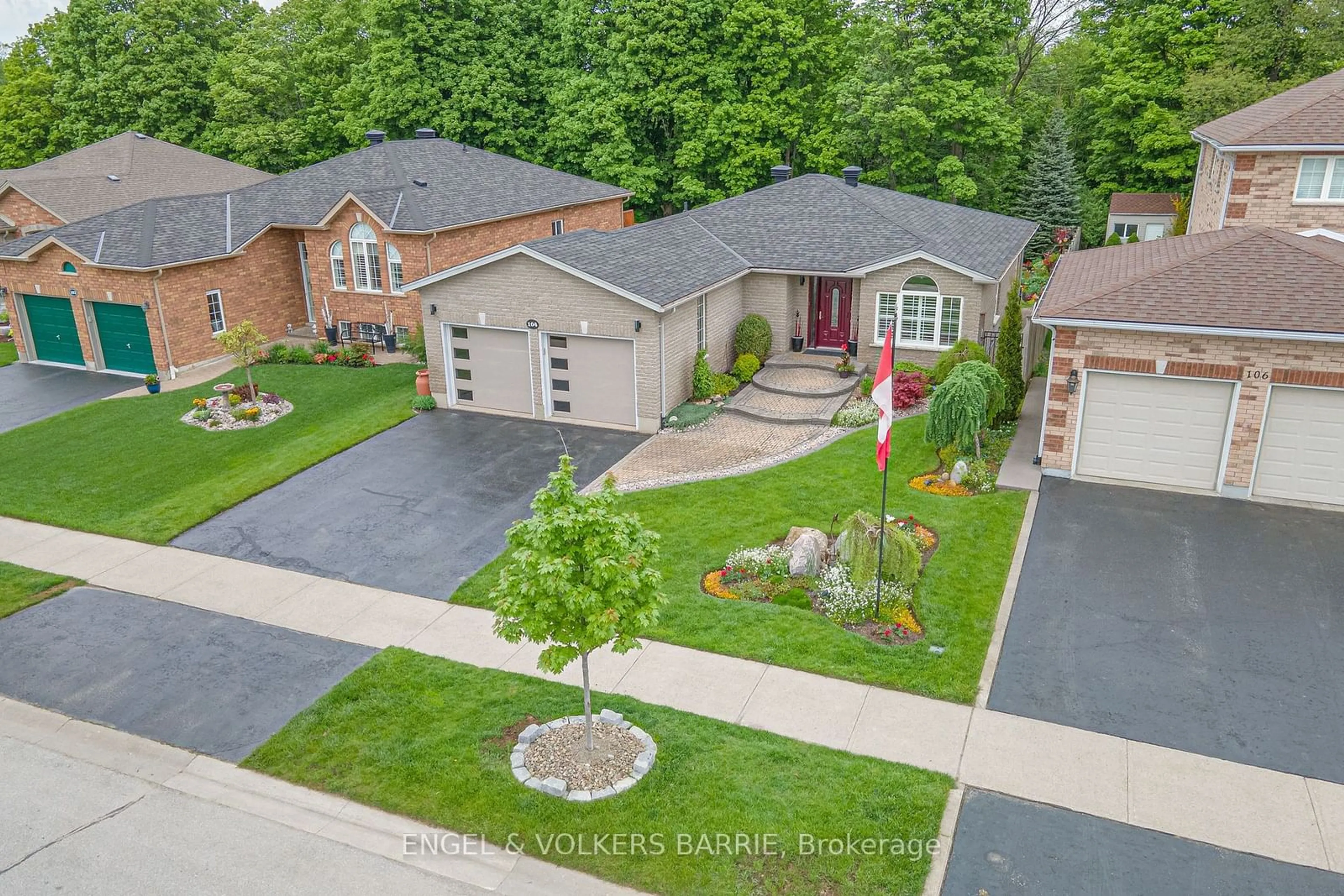 Frontside or backside of a home for 104 Crompton Dr, Barrie Ontario L4M 6P1