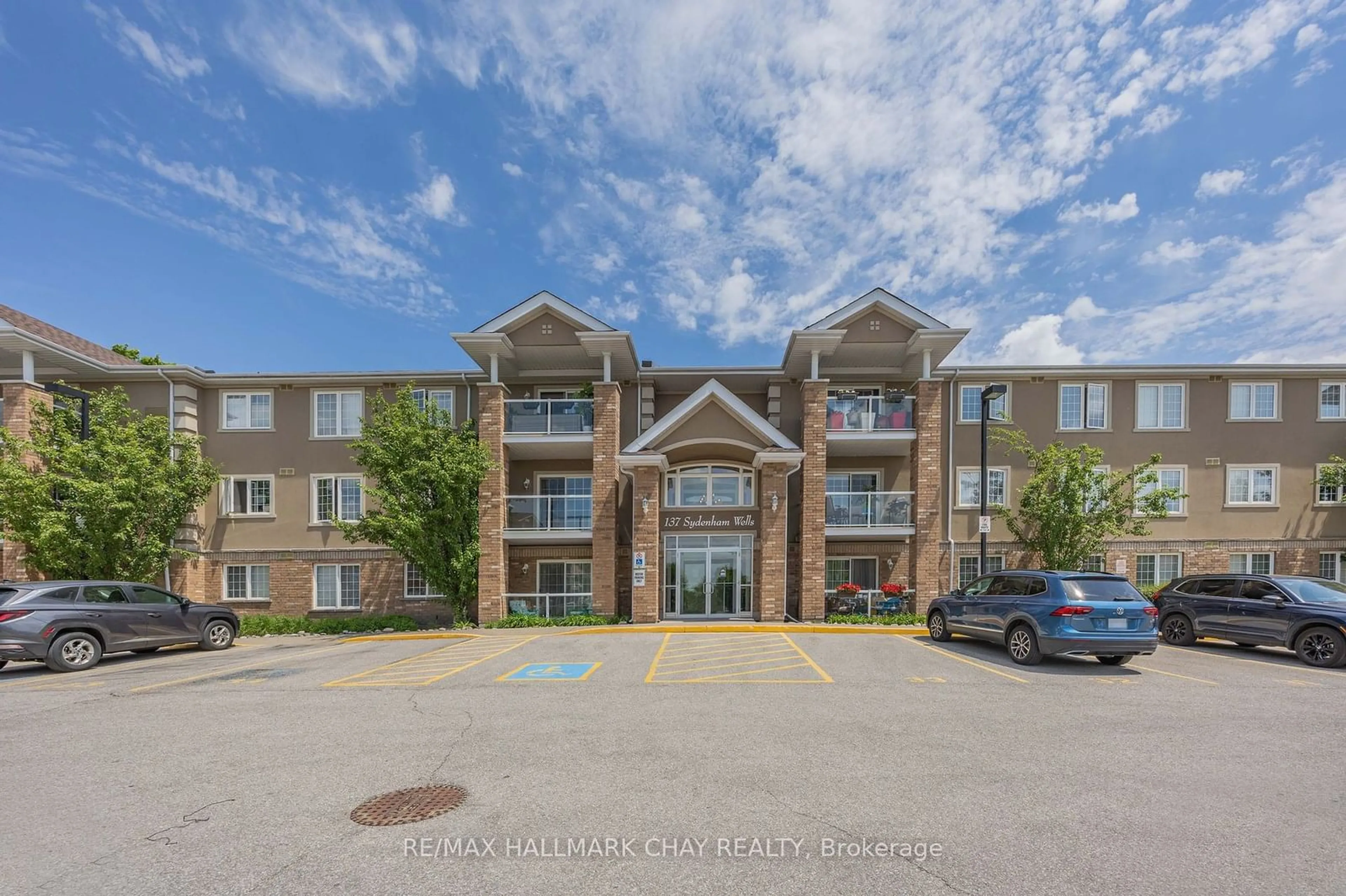 A pic from exterior of the house or condo for 137 SYDENHAM WELLS #25, Barrie Ontario L4M 0G7