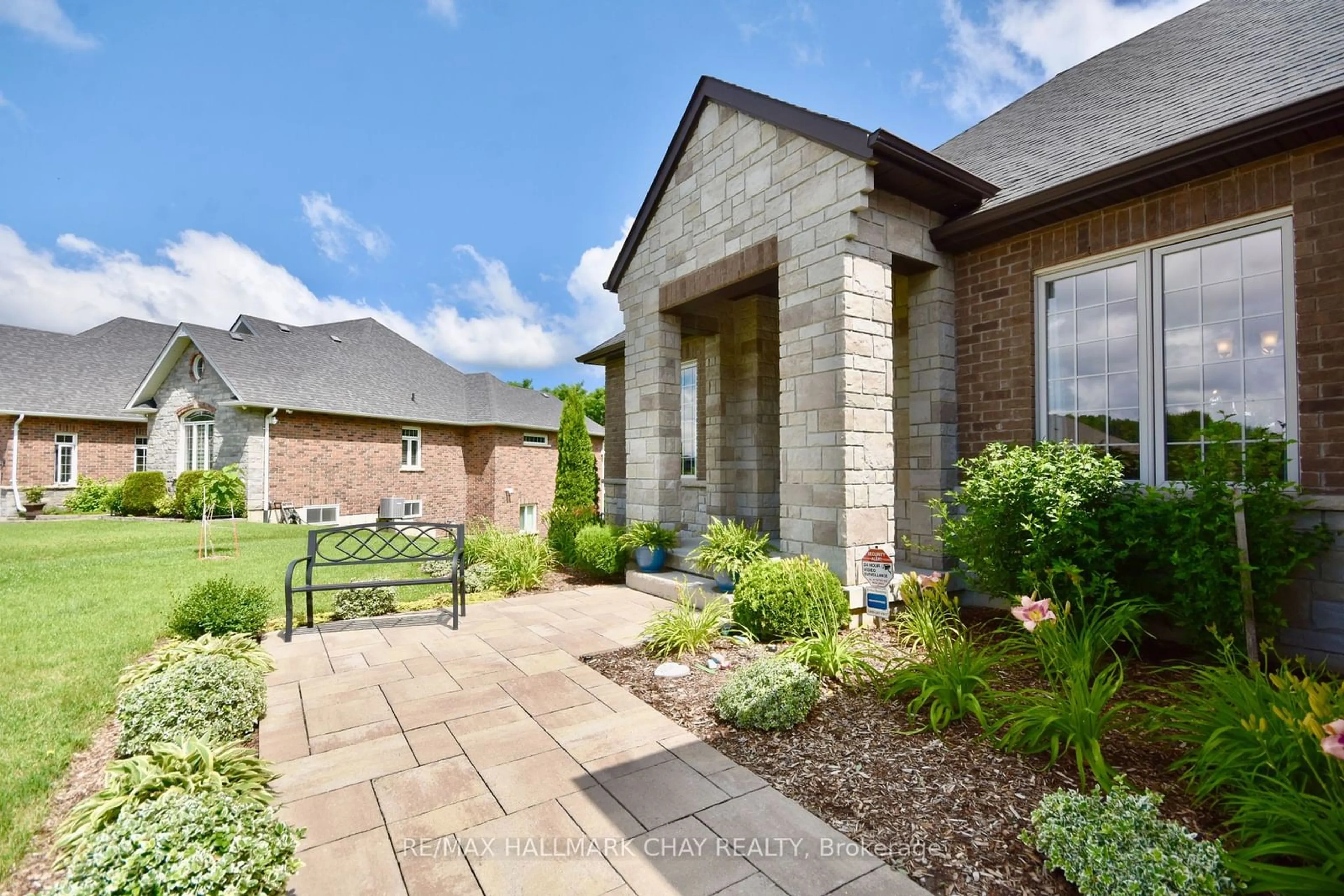 Home with brick exterior material for 5 Kanata Crt, Springwater Ontario L9X 0V4