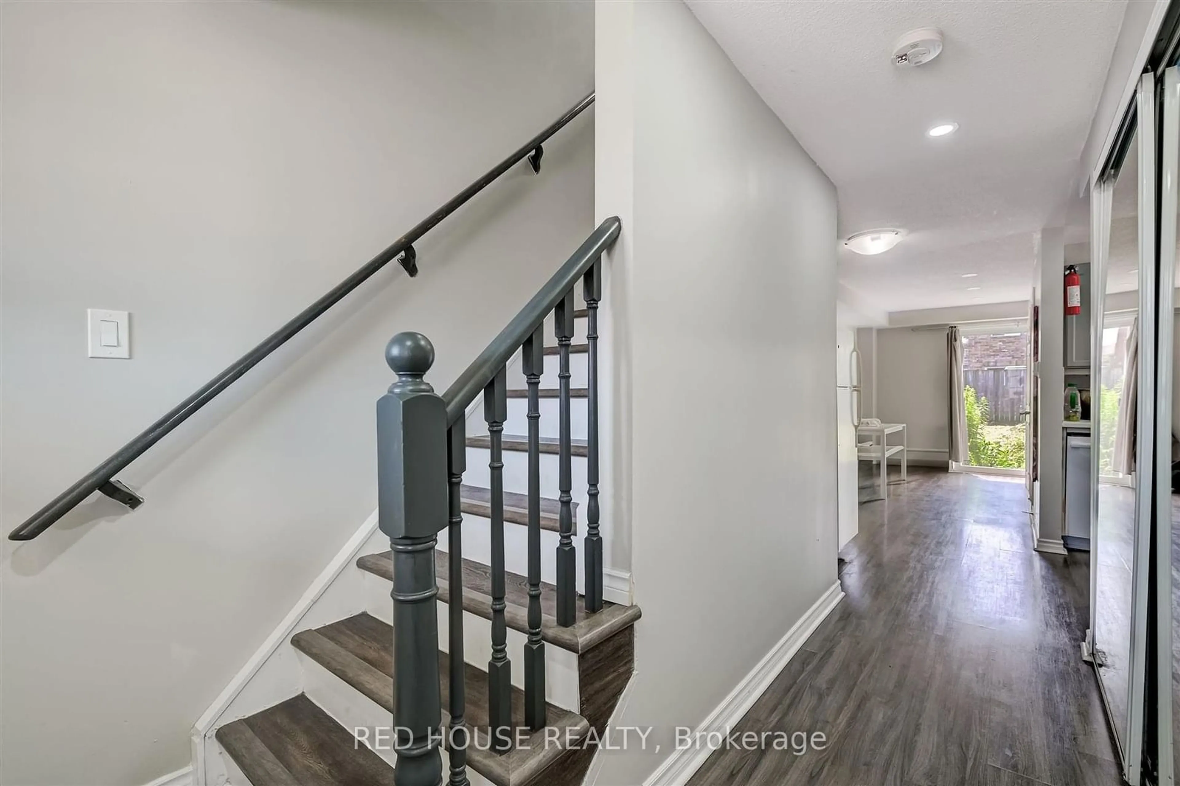 Indoor entryway for 283 Dunsmore Lane, Barrie Ontario L4M 7A7