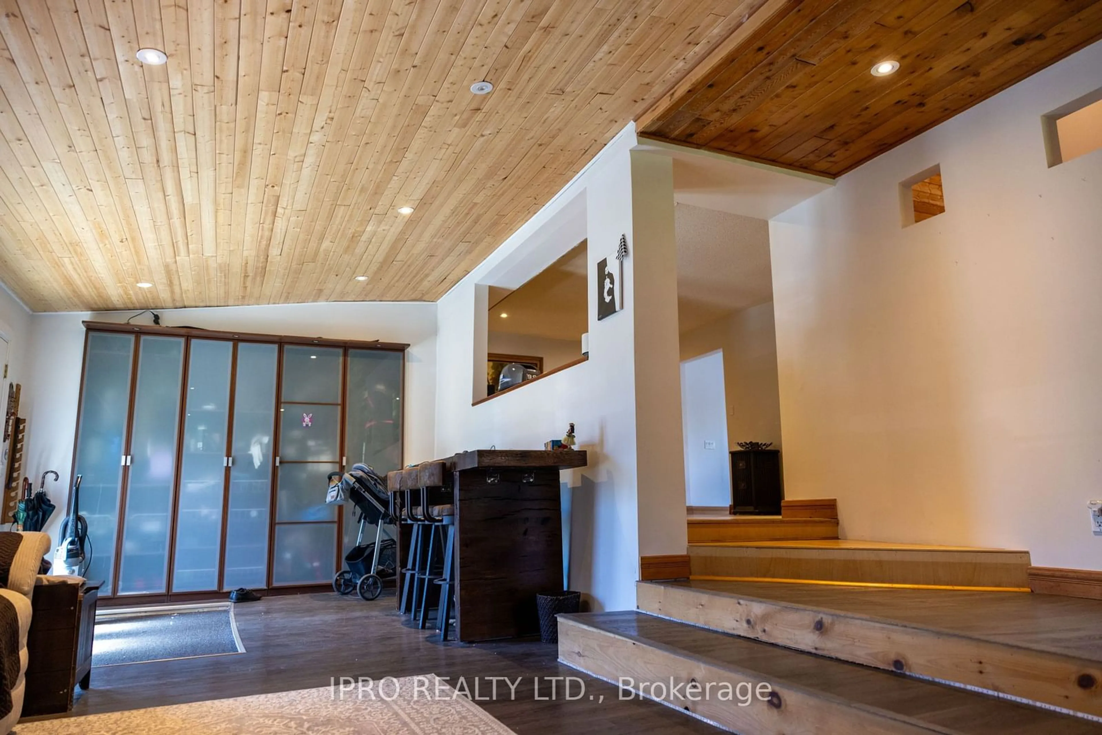 Indoor lobby for 55 Forest Harbour Pkwy, Tay Ontario L0K 2C0