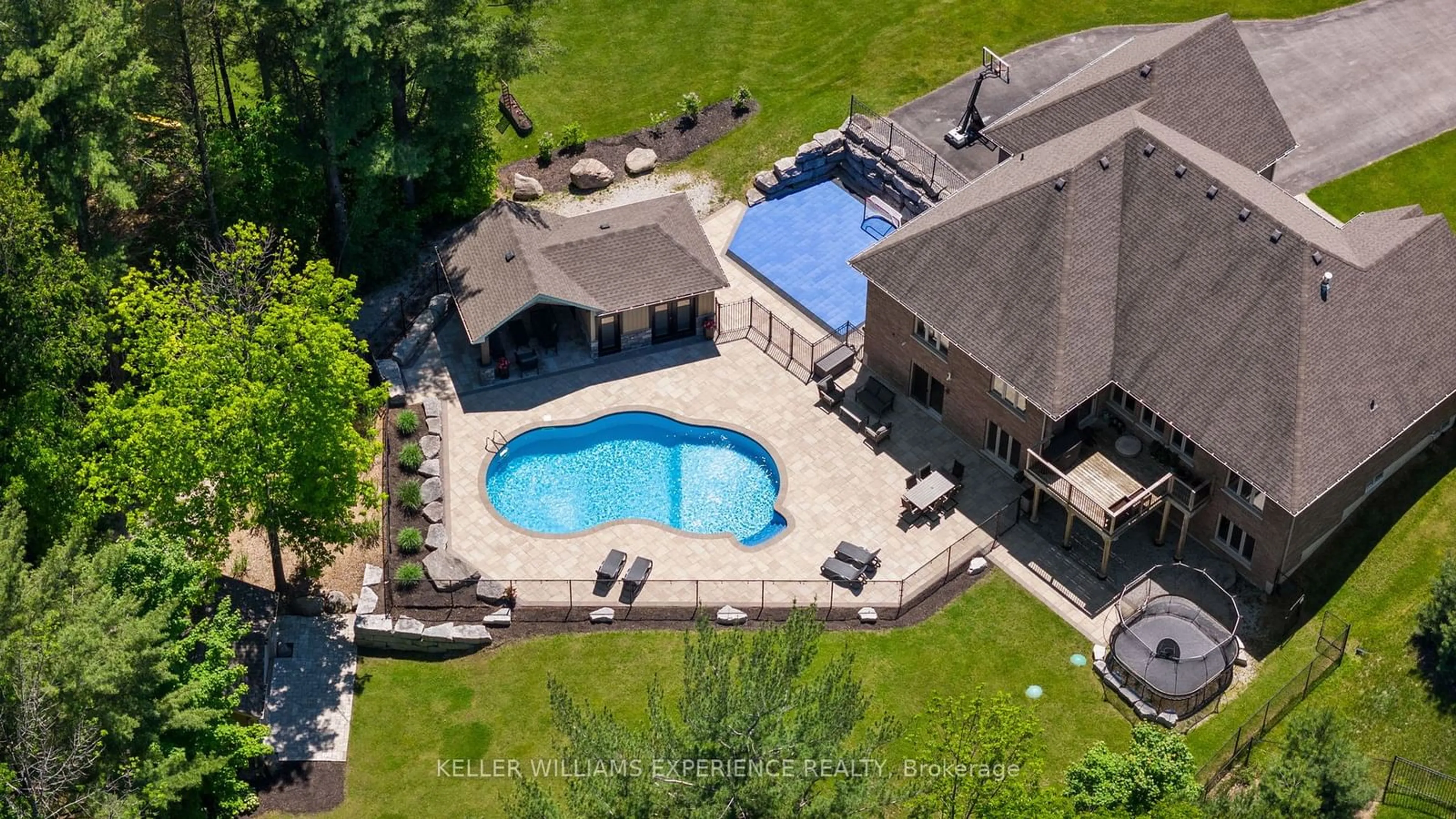 Indoor or outdoor pool for 2147 Elana Dr, Severn Ontario L3V 0C1