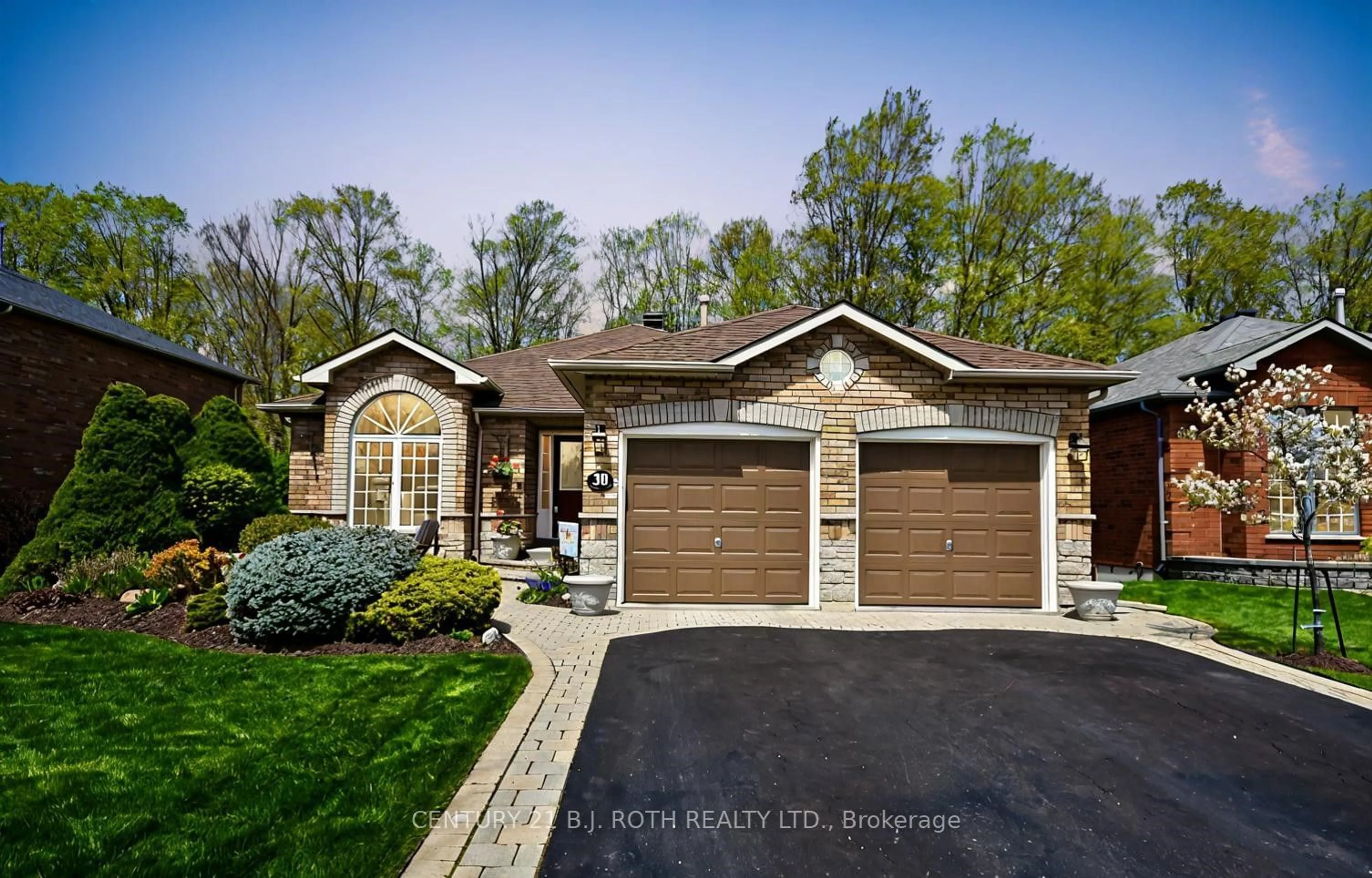 Home with brick exterior material for 30 Nicklaus Dr, Barrie Ontario L4M 6W5