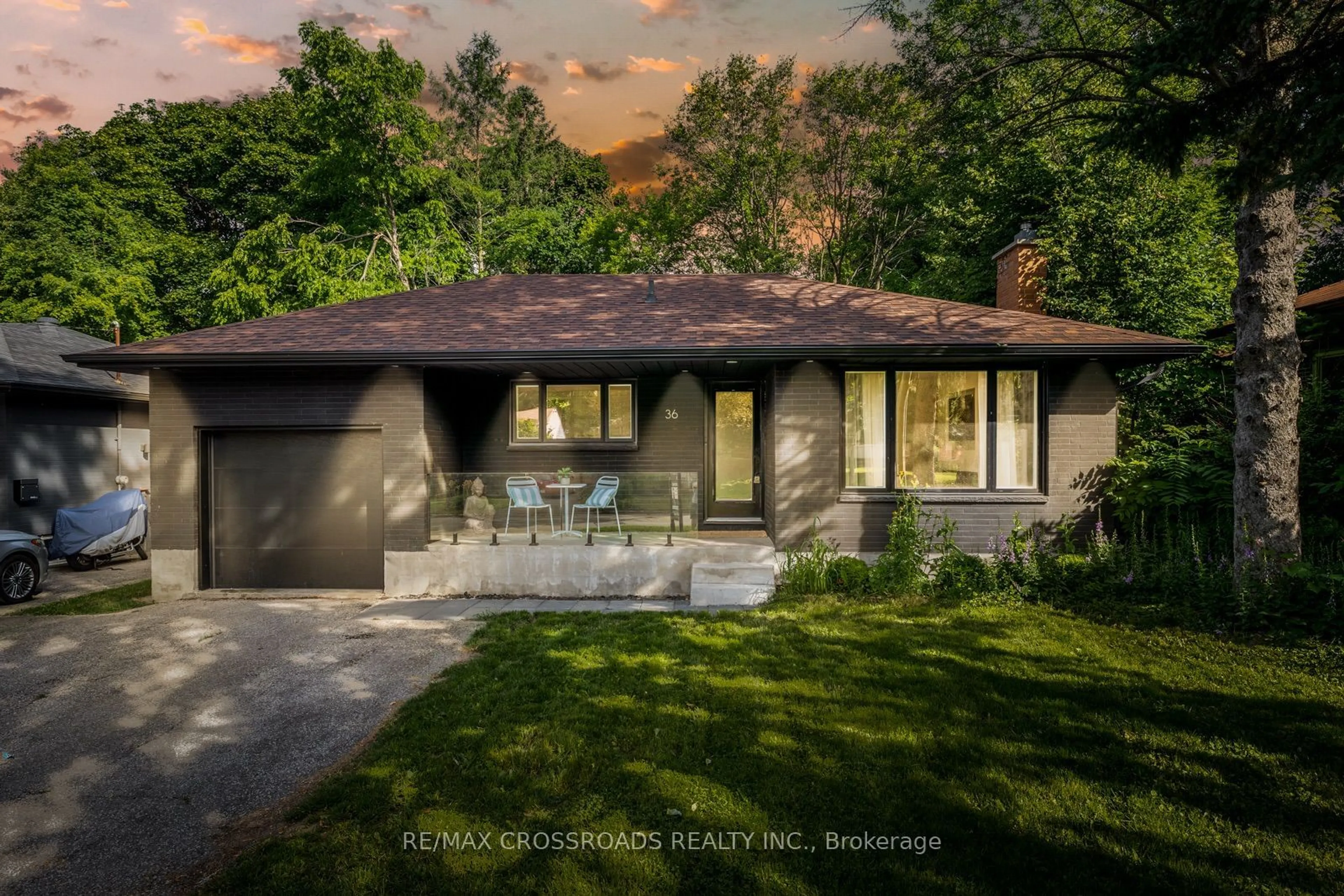 Frontside or backside of a home for 36 Queen St, Barrie Ontario L4M 1Z1