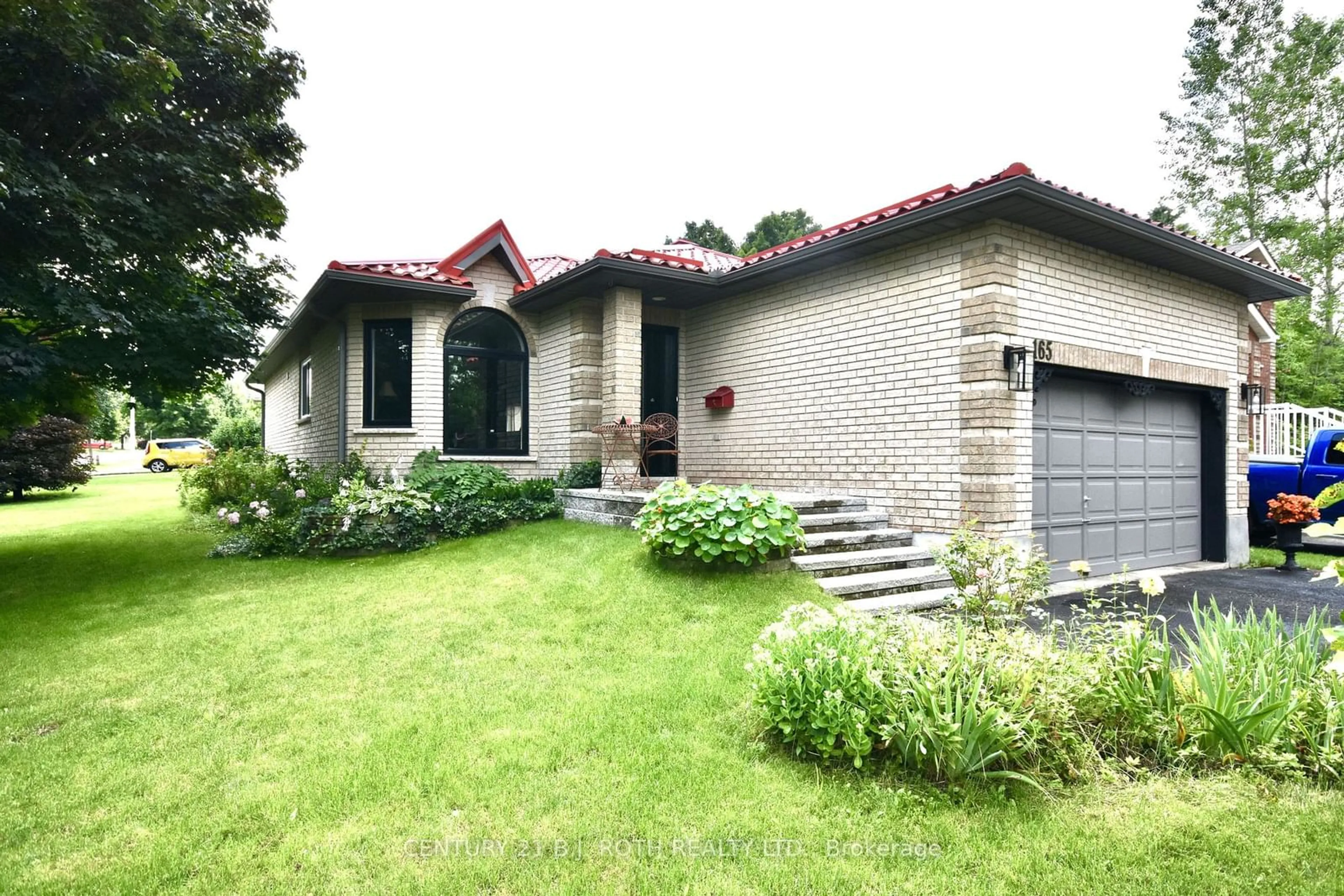 Home with brick exterior material for 165 Cheltenham Rd, Barrie Ontario L4M 6S5