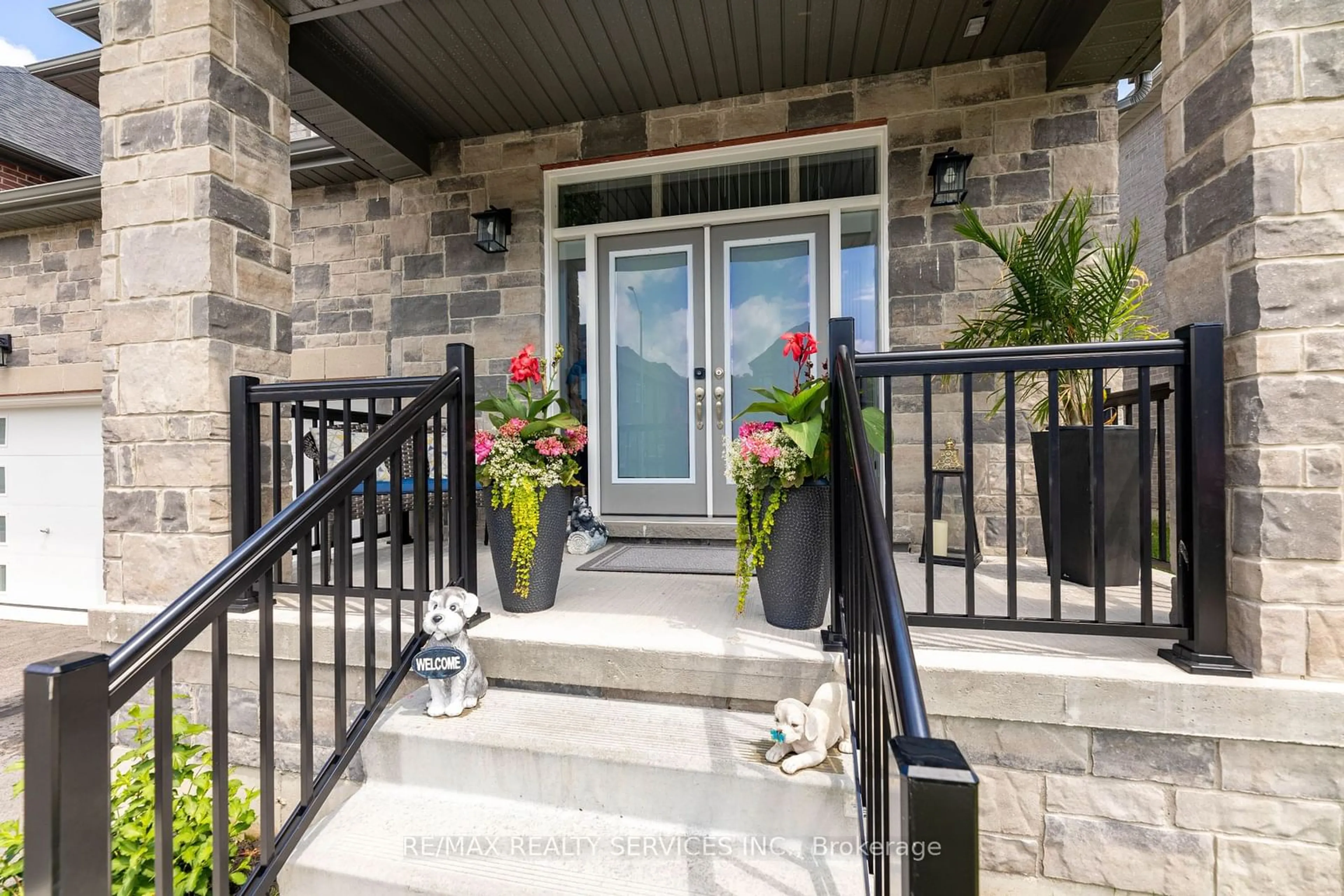 Indoor entryway for 32 Paddington Grve, Barrie Ontario L9J 0B1