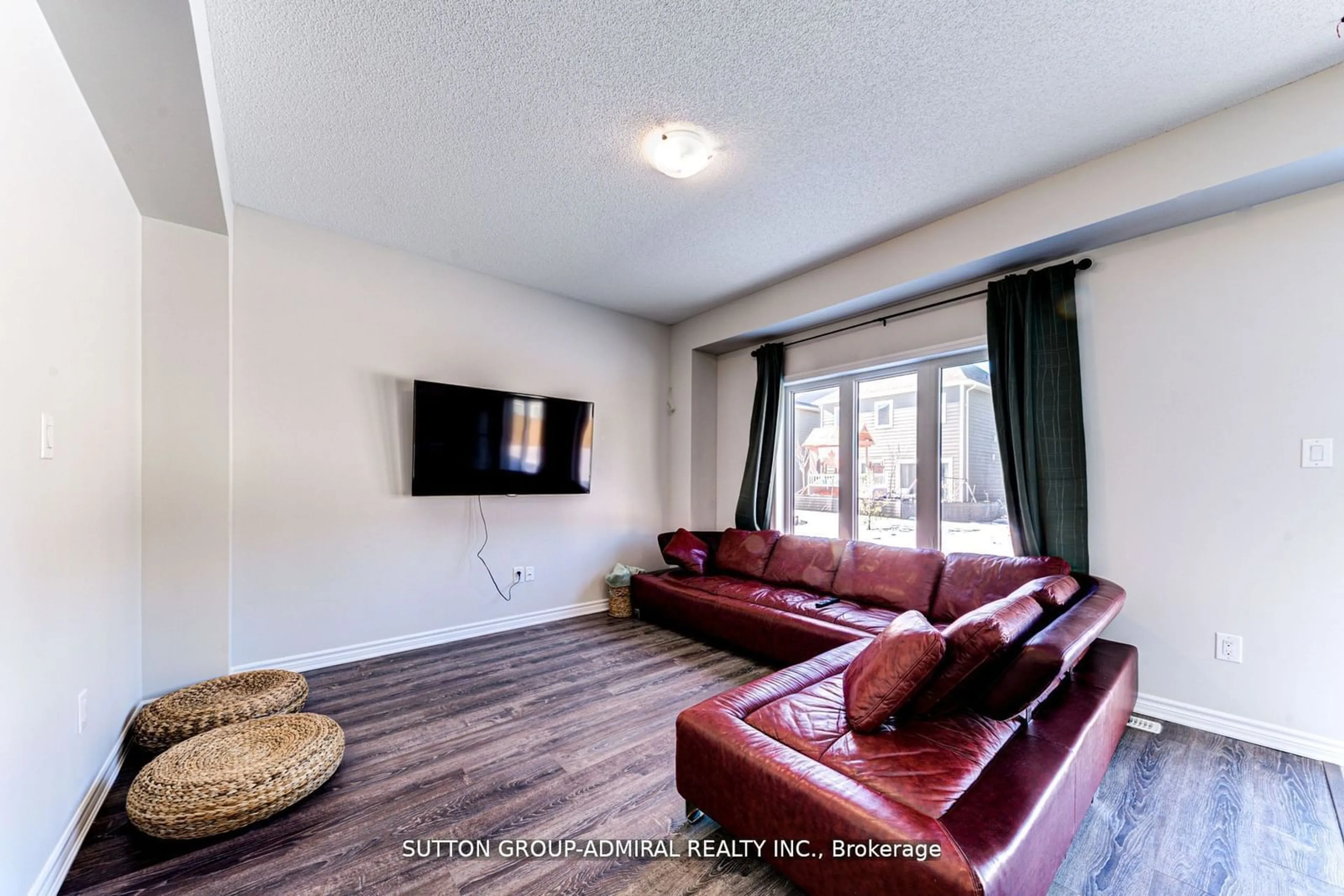 Living room for 23 Bobolink Dr, Wasaga Beach Ontario L9Z 0J2